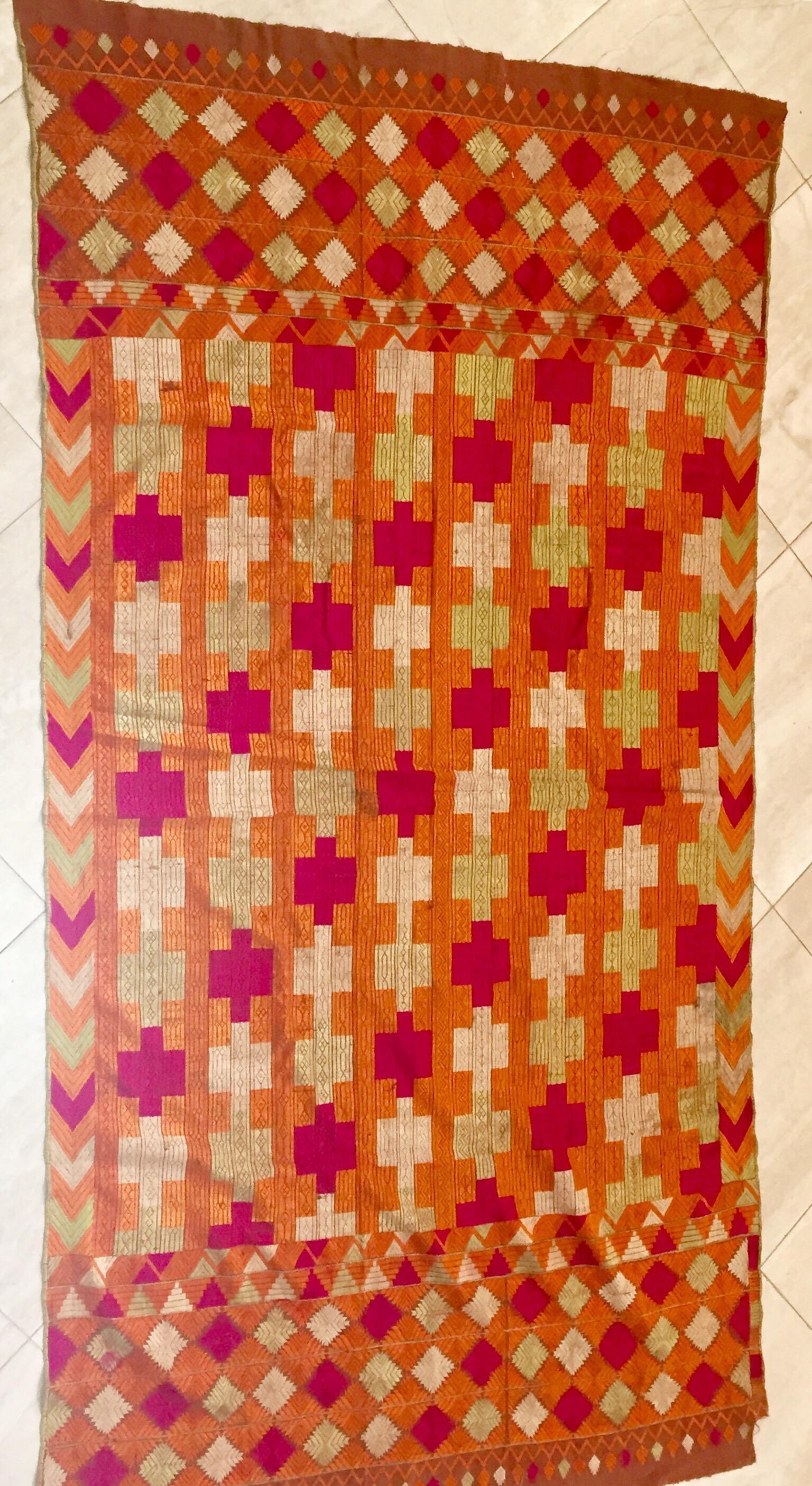 Phulkari Bawan Bagh Ehering, Seidenstickerei auf Baumwolle, Punjab, Indien im Angebot 1