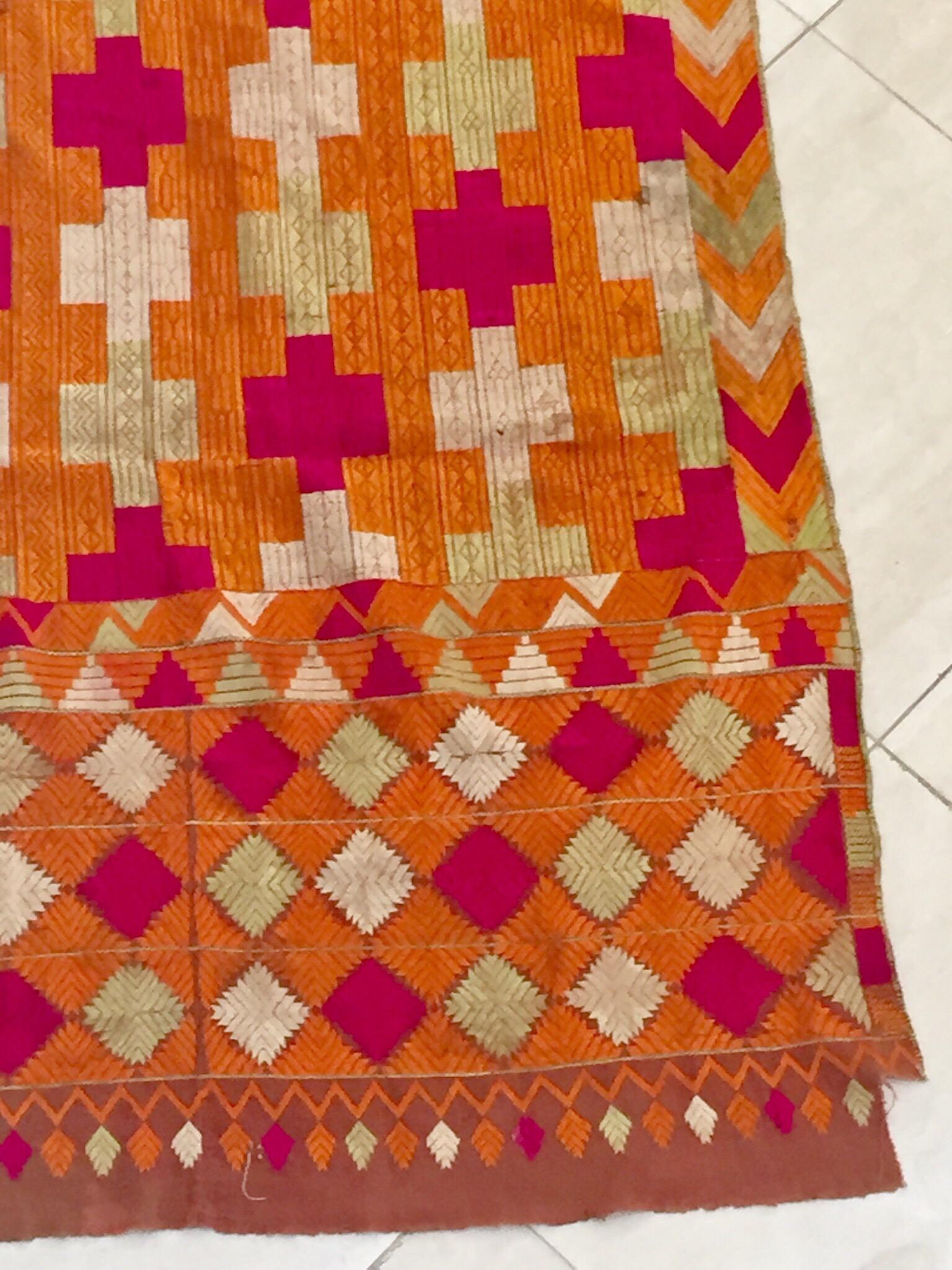 Phulkari Bawan Bagh Ehering, Seidenstickerei auf Baumwolle, Punjab, Indien im Angebot 3