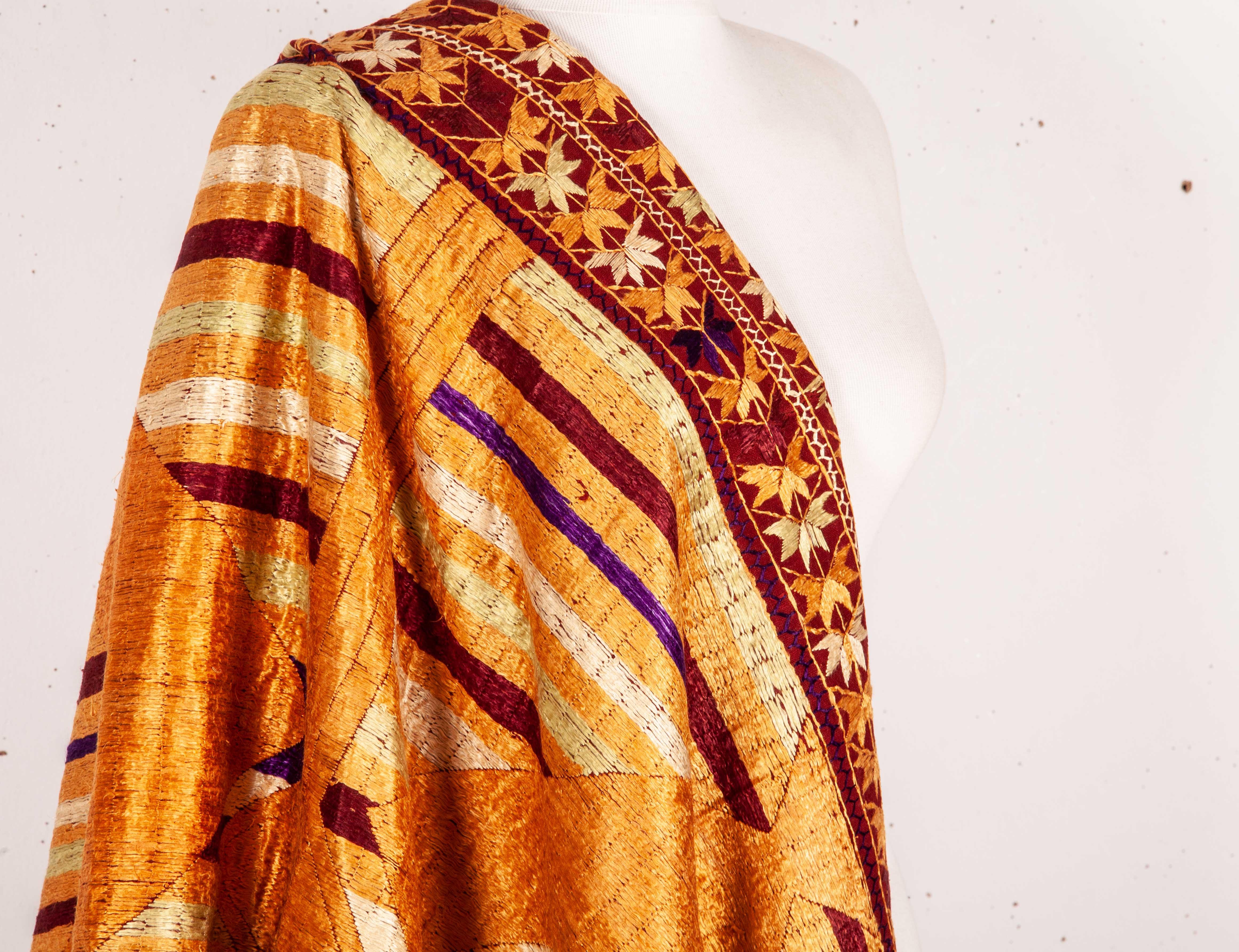 Phulkari Wedding Shawl, Silk Embroidery on Cotton, Early 20th Century In Good Condition In Istanbul, TR