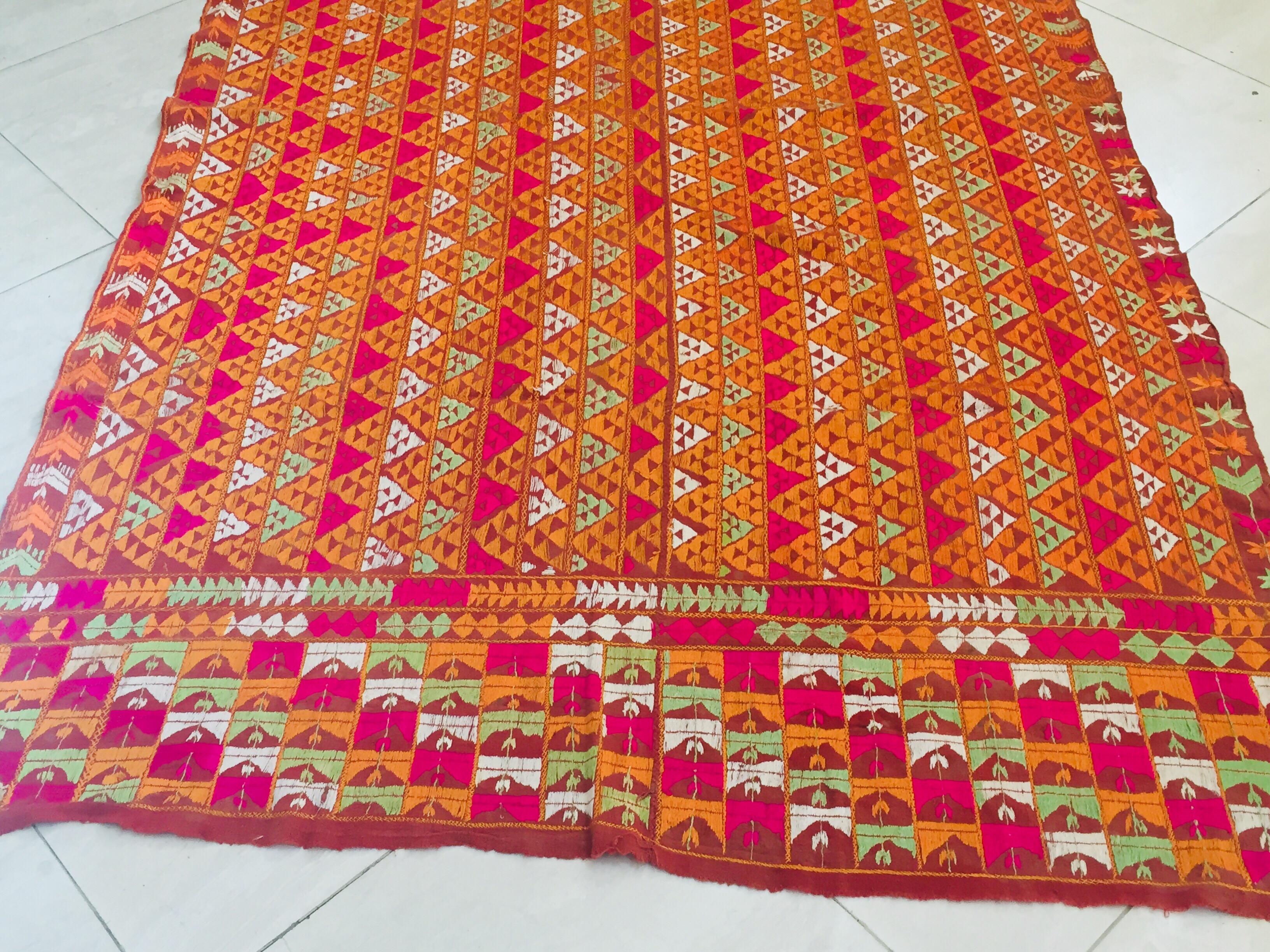 Phulkari Bawan Bagh Ehering, Seidenstickerei auf Baumwolle, Punjab, Indien im Angebot 3