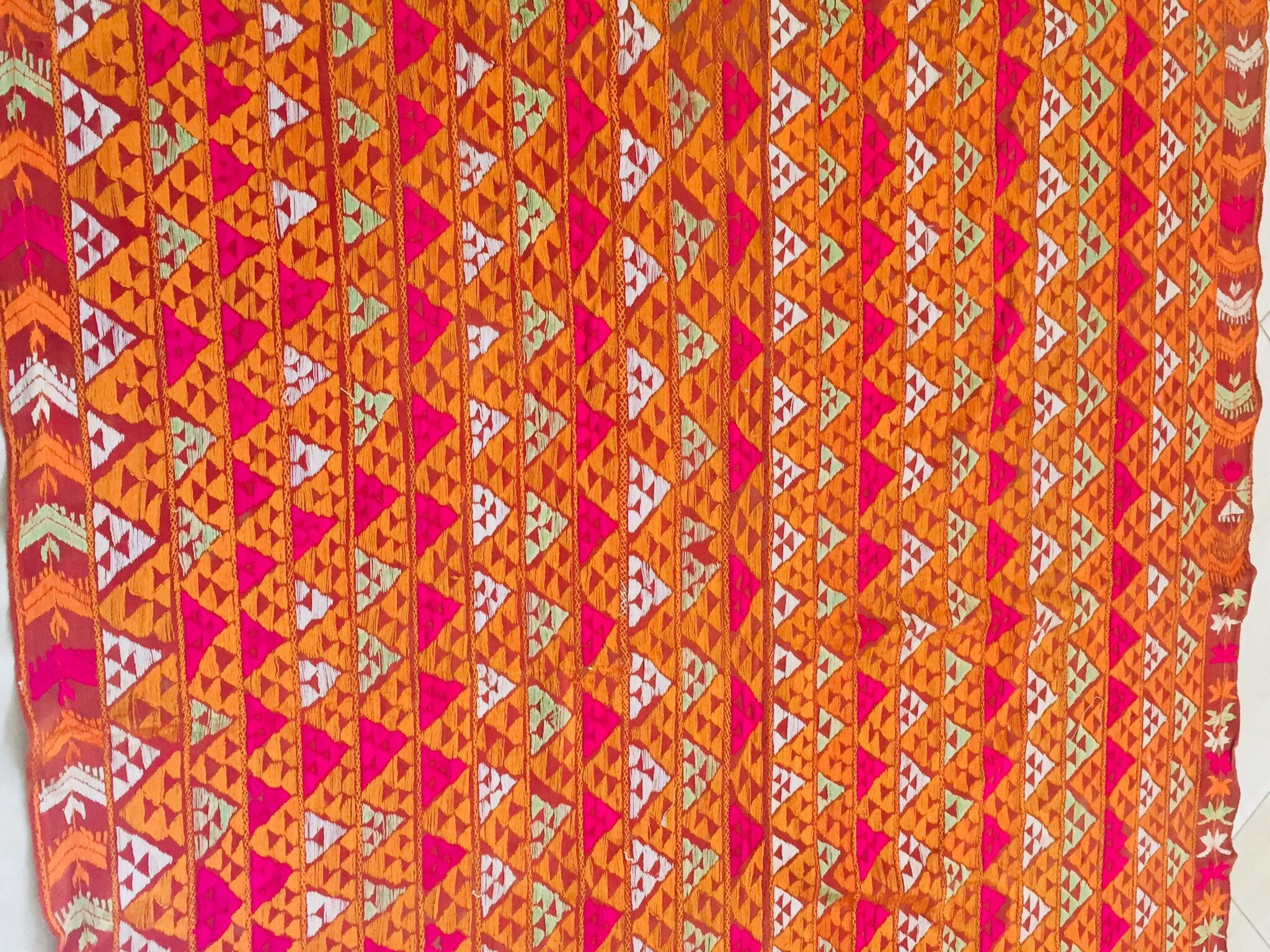 Phulkari Bawan Bagh Ehering, Seidenstickerei auf Baumwolle, Punjab, Indien im Angebot 4