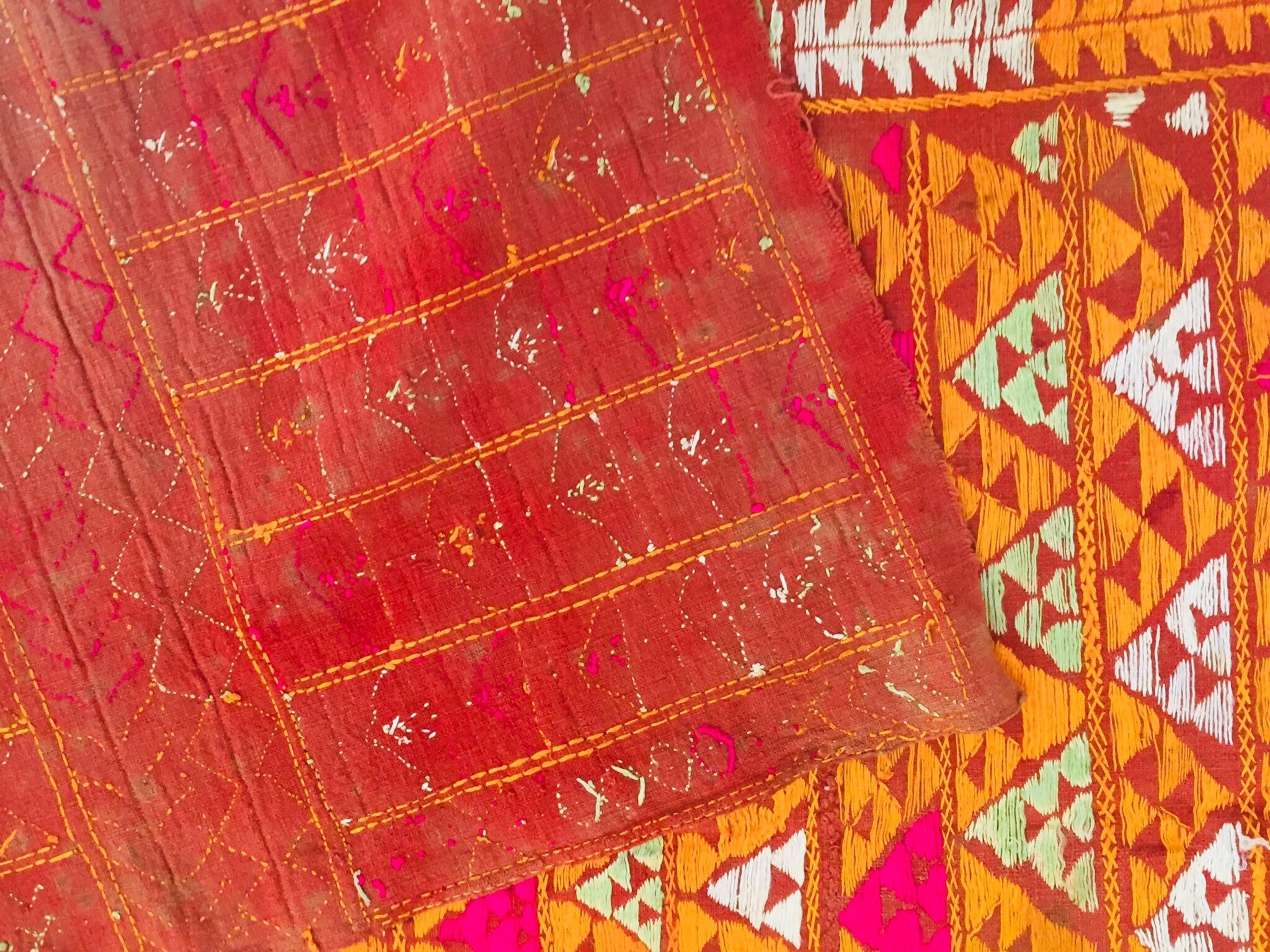 Phulkari Bawan Bagh Ehering, Seidenstickerei auf Baumwolle, Punjab, Indien im Angebot 5