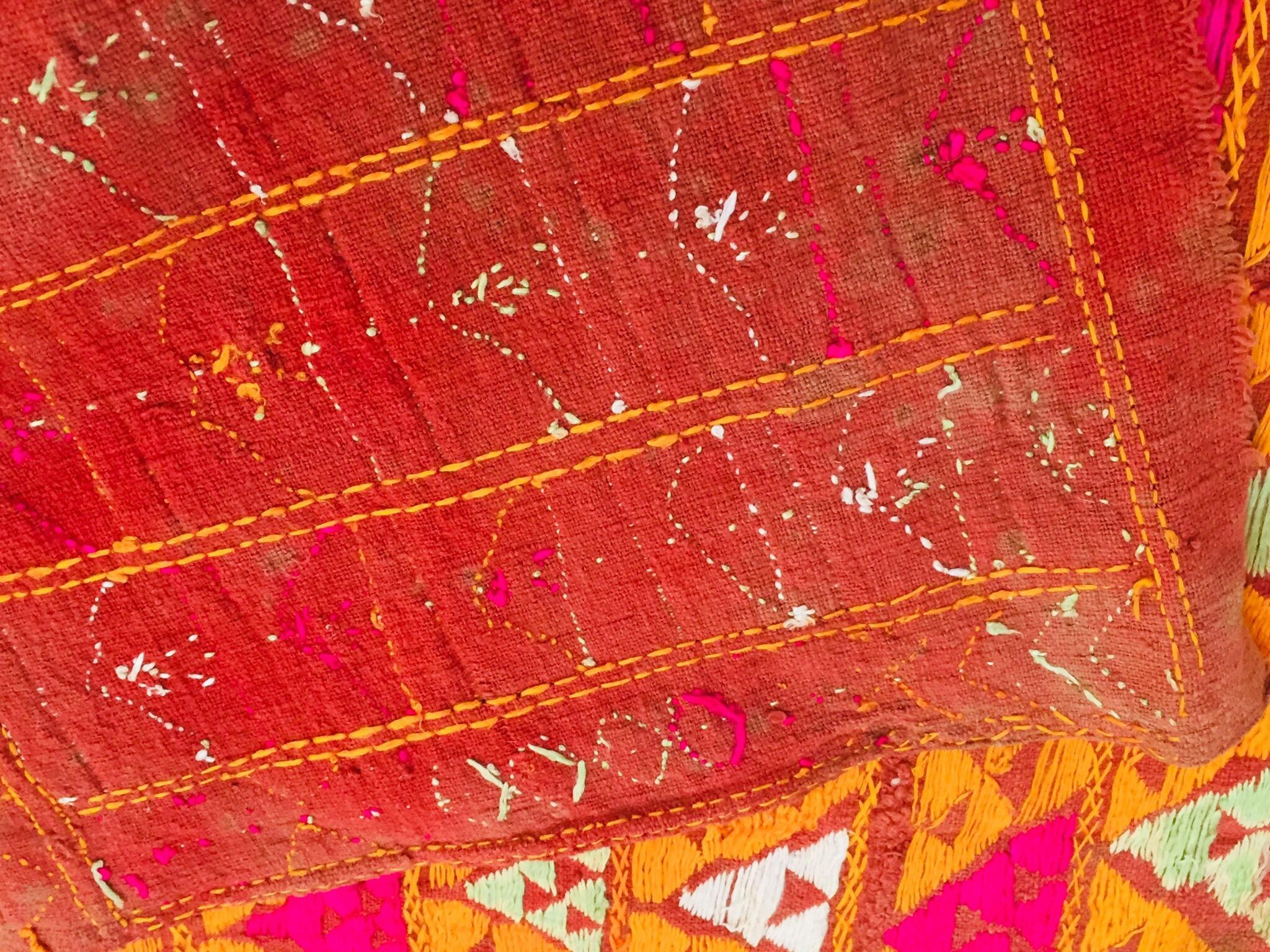 Phulkari Bawan Bagh Ehering, Seidenstickerei auf Baumwolle, Punjab, Indien im Angebot 6