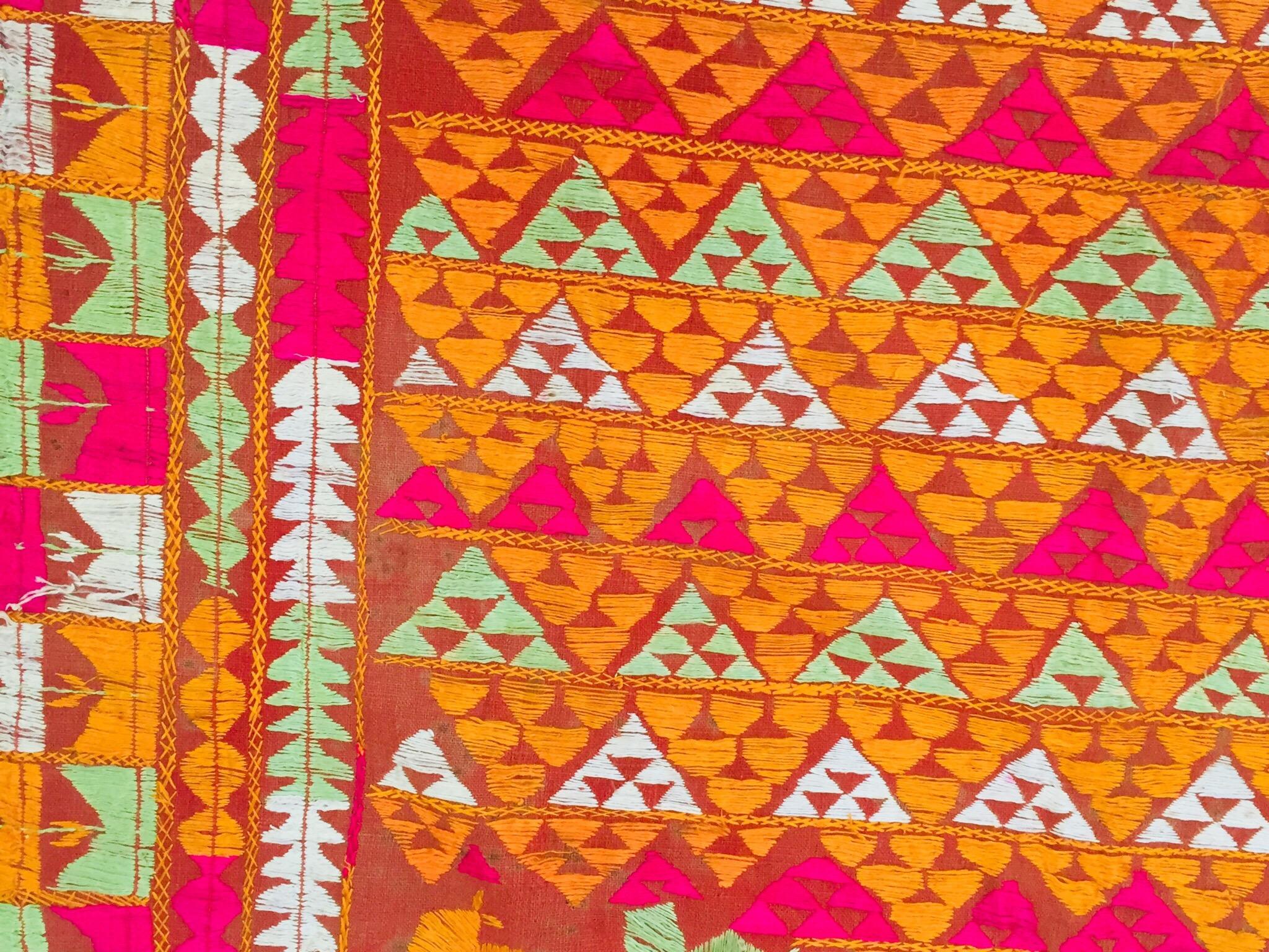 Phulkari Bawan Bagh Ehering, Seidenstickerei auf Baumwolle, Punjab, Indien im Angebot 8