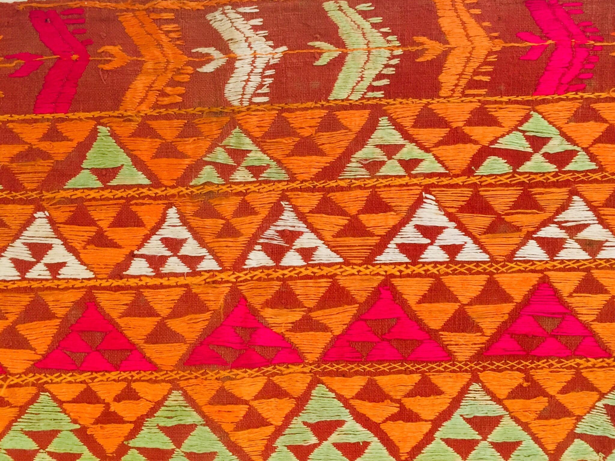 Phulkari Bawan Bagh Ehering, Seidenstickerei auf Baumwolle, Punjab, Indien im Angebot 9