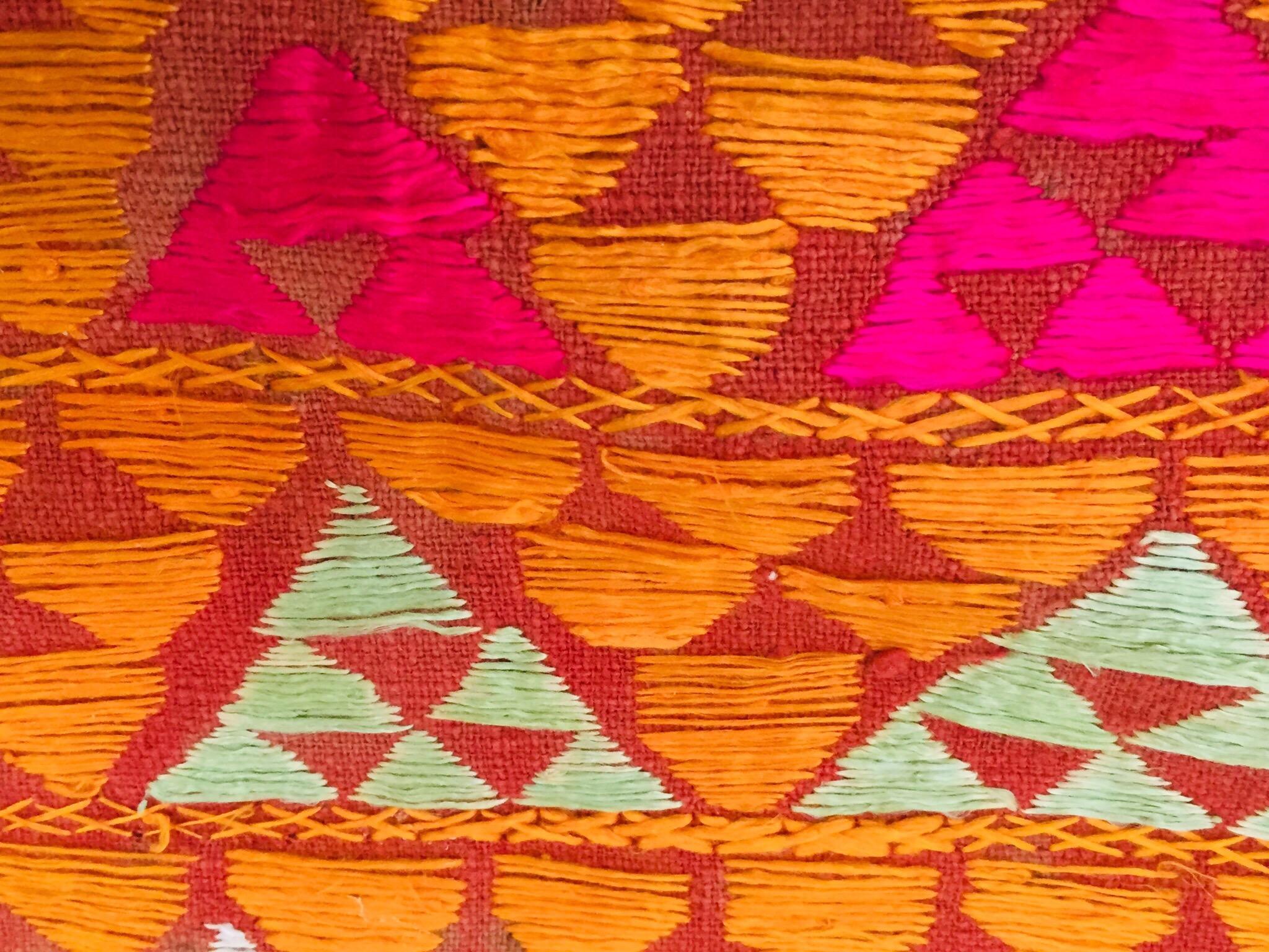 Phulkari Bawan Bagh Ehering, Seidenstickerei auf Baumwolle, Punjab, Indien im Angebot 10