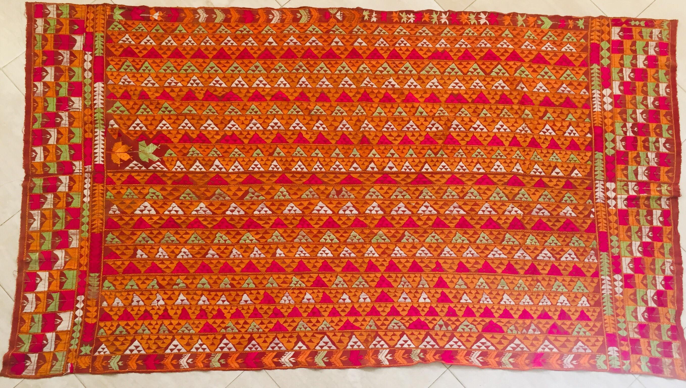 Ein seltenes, in Seide gesticktes Muster auf einem handgewebten Baumwollgrund.
Der Punjab ist bekannt für seine Phulkaris. Die Stickerei ist mit Seidengarn auf grobem, handgewebtem Baumwollstoff ausgeführt. Auf den Phulkaris sind in der Regel