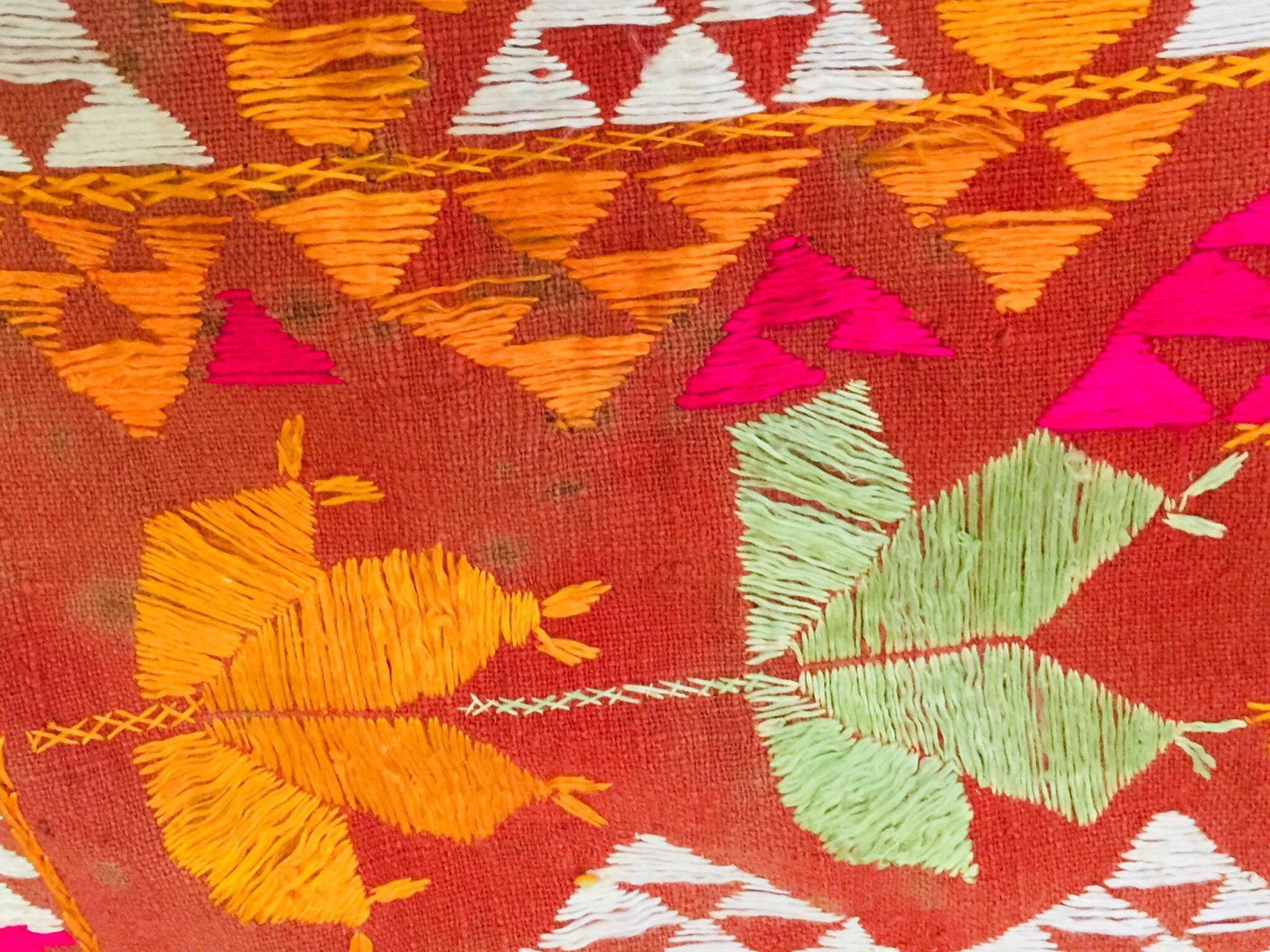 Phulkari Bawan Bagh Ehering, Seidenstickerei auf Baumwolle, Punjab, Indien im Angebot 13