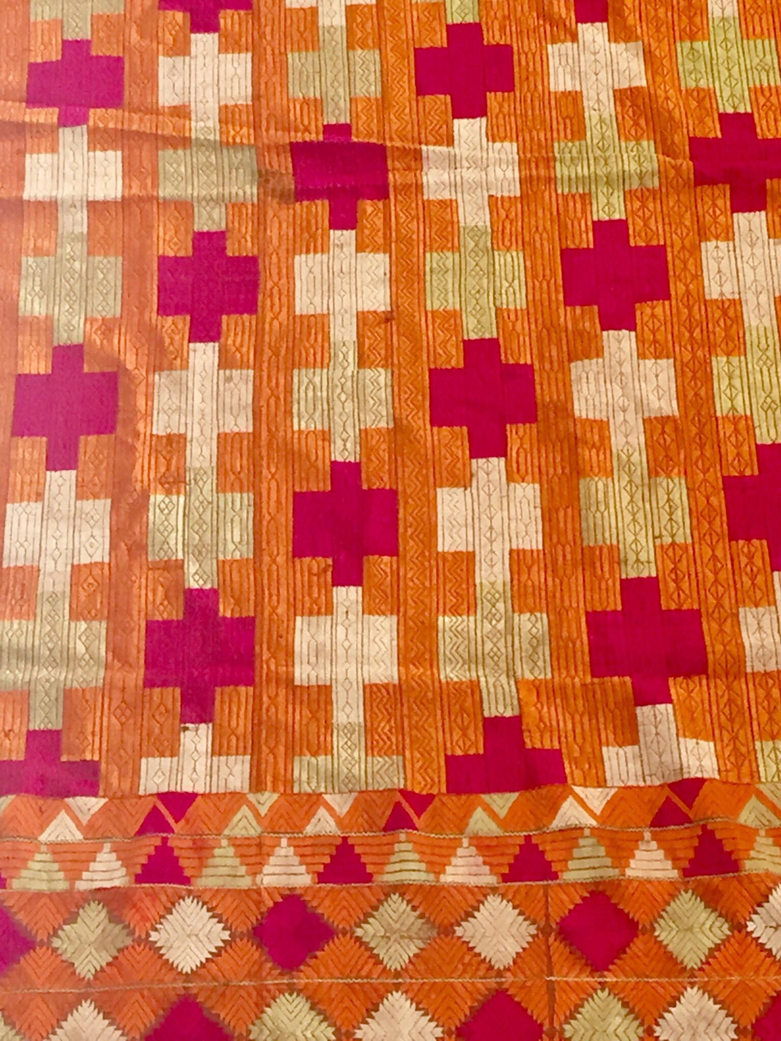 Indien Châle de mariage antique Phulkari Bawan Bagh en soie brodée, Inde Punjab en vente