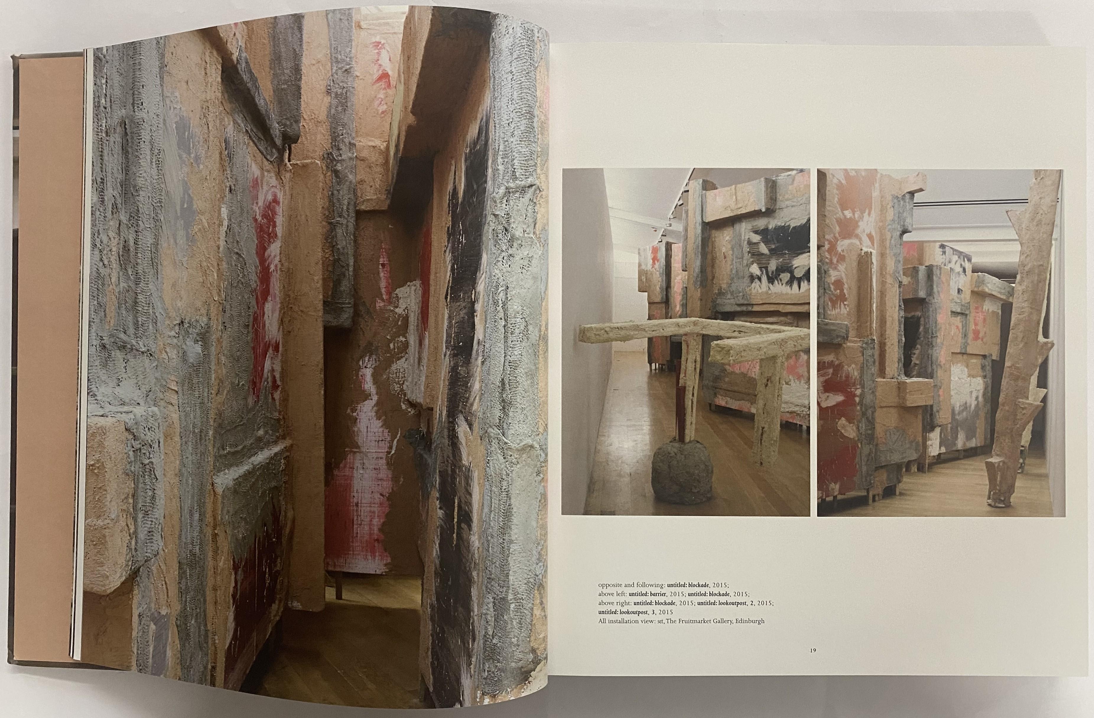 Depuis plus de 50 ans, l'artiste britannique Phyllida Barlow (née en 1944) crée des sculptures étonnantes et des installations expansives. Utilisant des matériaux simples tels que le contreplaqué, le carton, le tissu, le plâtre, la peinture et le