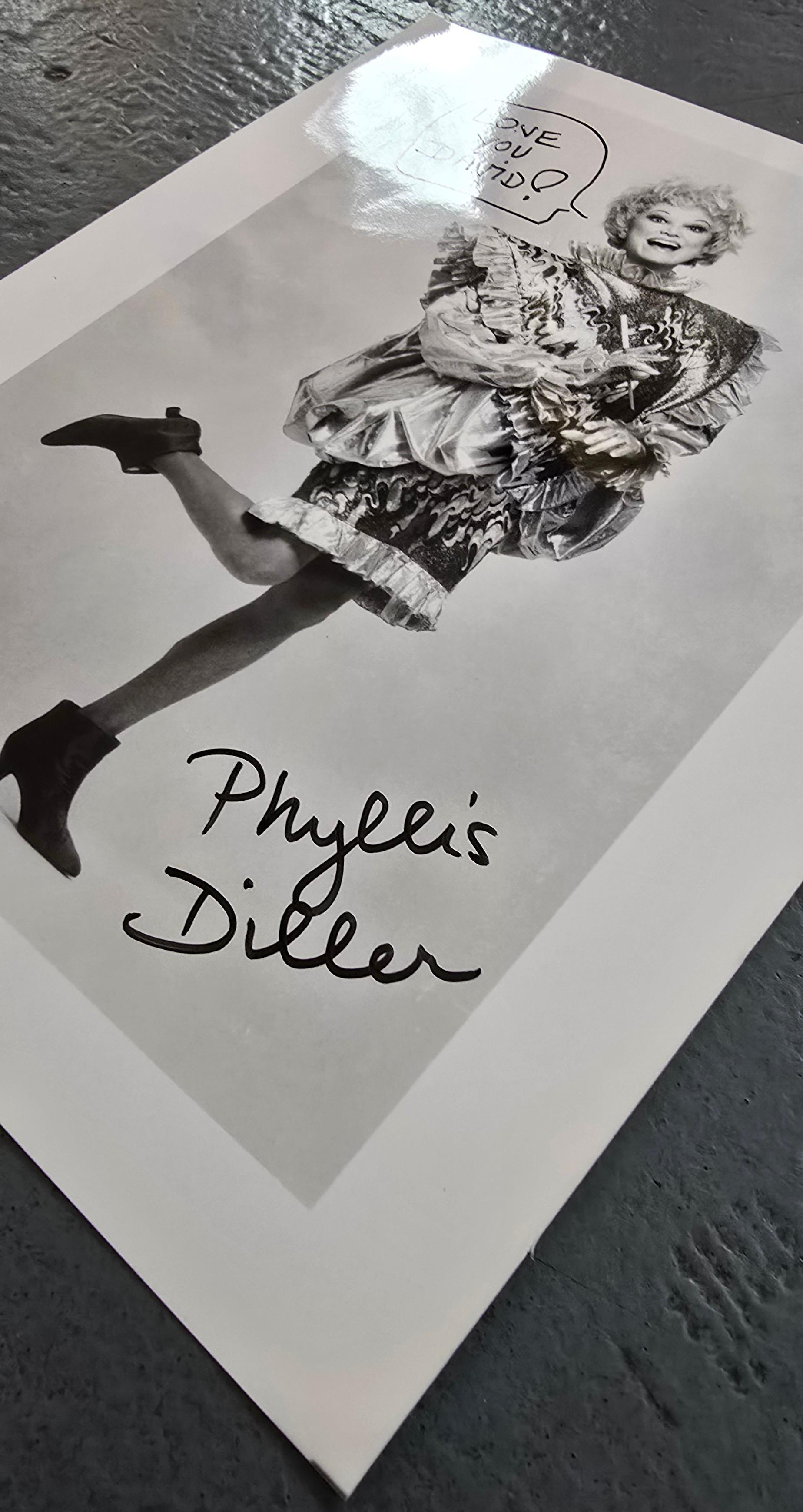 Phyllis Diller 
Ti amo David!
Fotografia in bianco e nero su carta Kodak d'archivio
Anno: 1993
Dimensioni immagine: 8,75 x 6 pollici (22,4 x 15,4 cm)
Dimensioni del foglio: 10 x 8 pollici (24,4 x 20,32 cm)
Firmato e datato a pennarello
Il COA ha