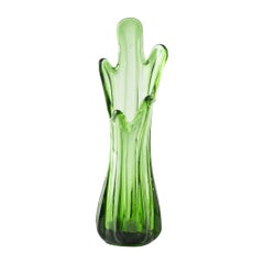 Vase en verre vert phytomorphe:: Europe du Nord:: 1970