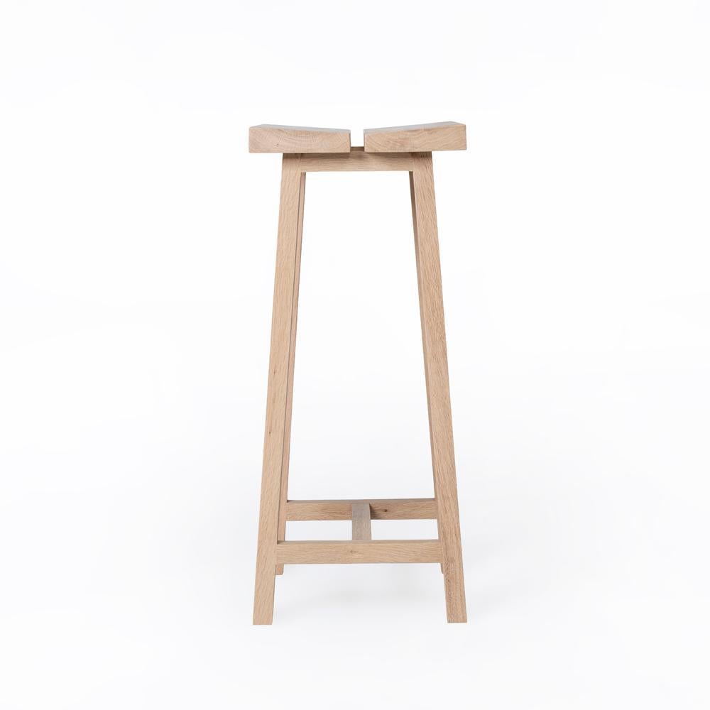 -Ce tabouret a été conçu pour servir d'assise et peut être utilisé dans l'entrée, près des murs, au bout du lit, dans la chambre à coucher ou dans le dressing.
-Chêne / 80*35*45 cm
-Notre produit est fabriqué en bois de chêne et entièrement à la