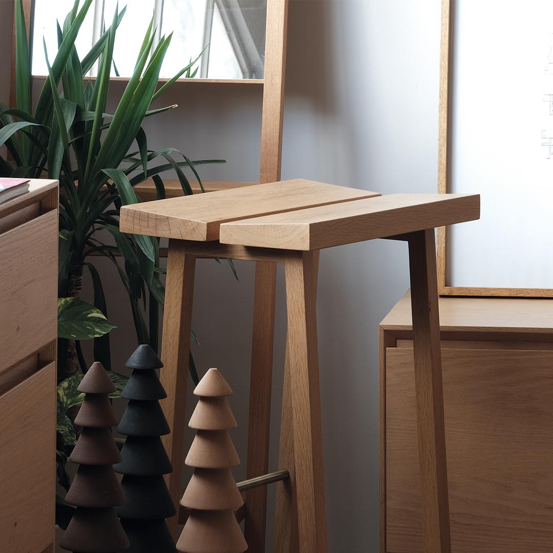 Moderne Tabouret de bar PI, haut, brut, avec détails en laiton en vente