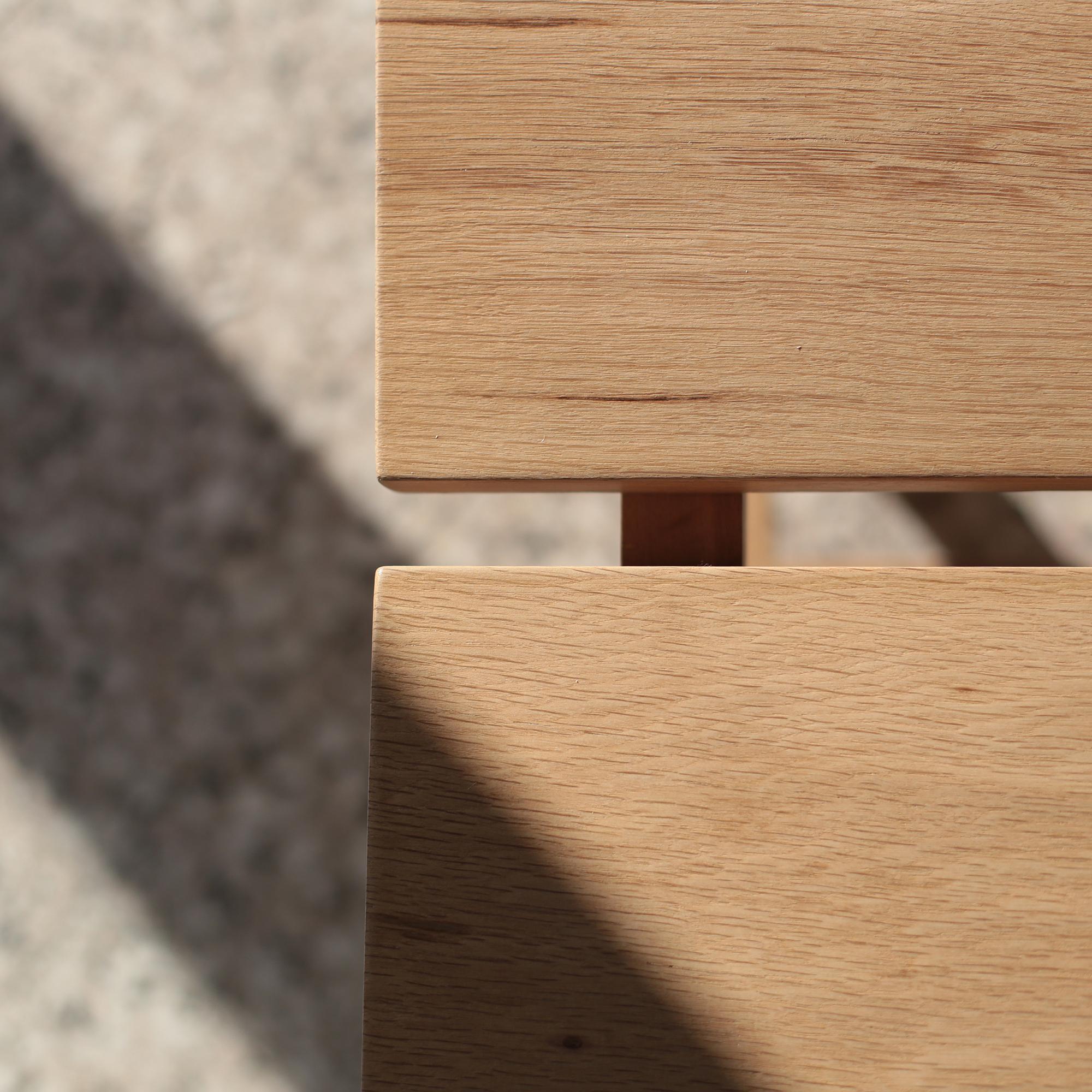 Turco Sgabello PI, Oak, basso, RAW, dettaglio in ottone in vendita
