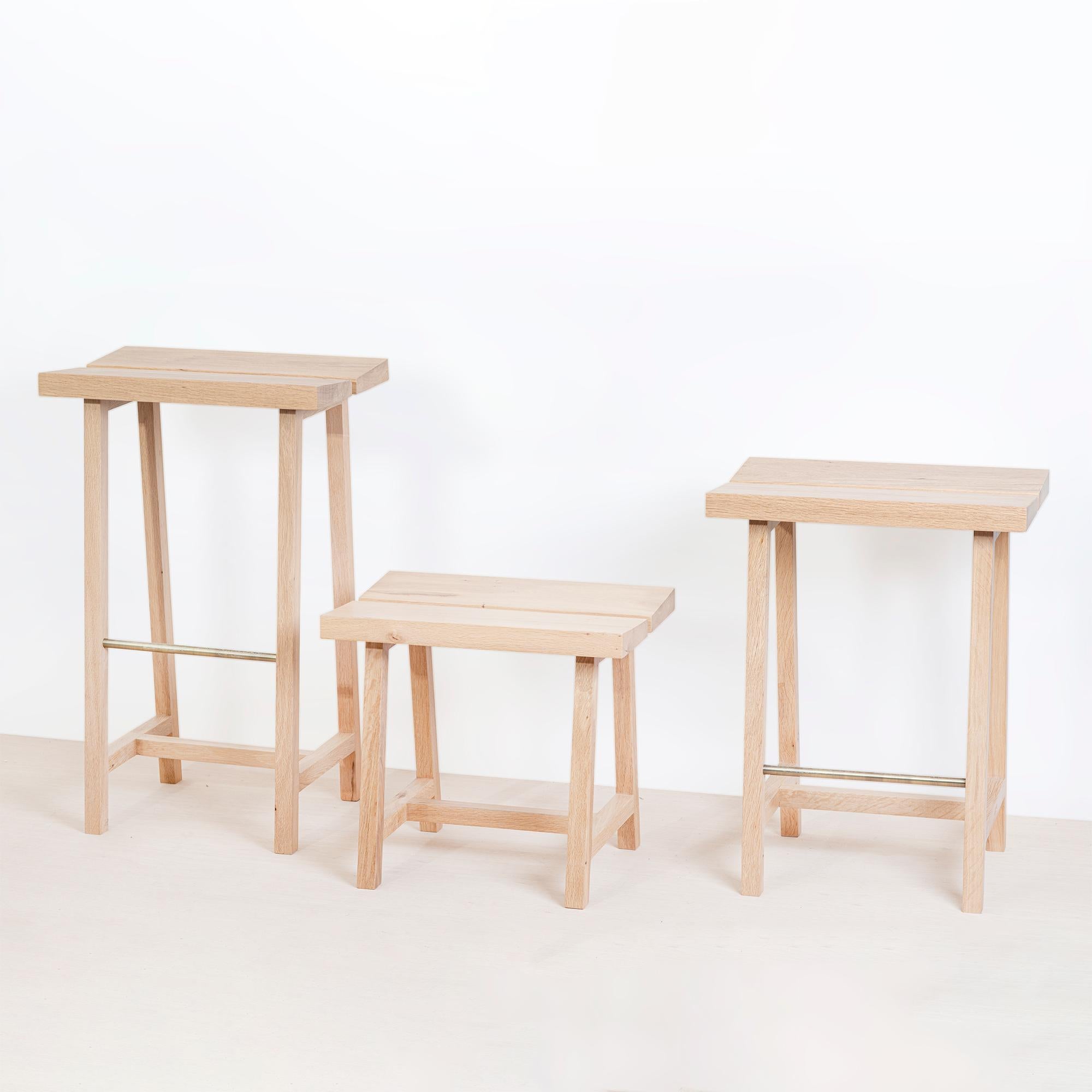 Fatto a mano Sgabello PI, Oak, basso, RAW, dettaglio in ottone in vendita