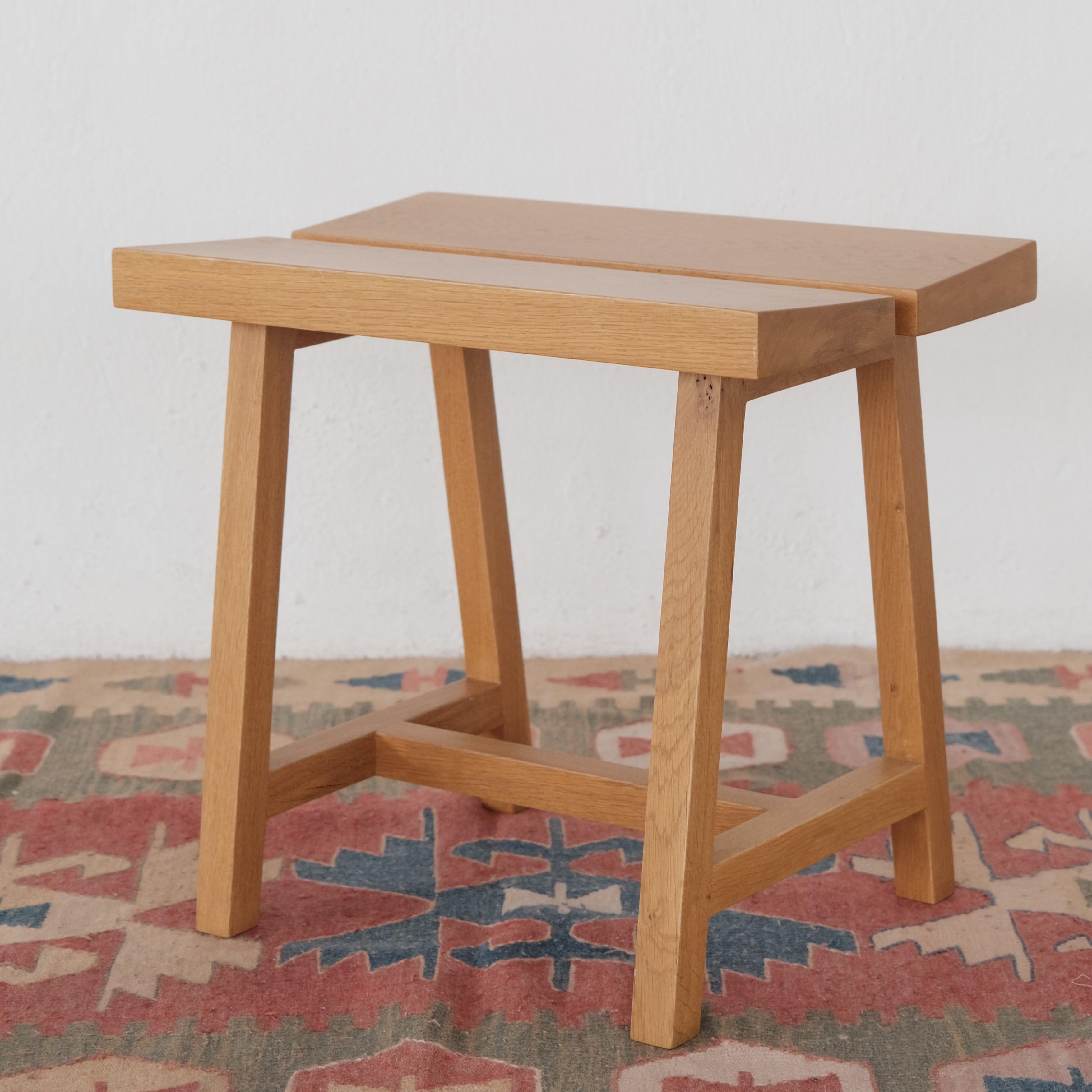 -Este taburete ha sido diseñado para sentarse y puede utilizarse en la entrada, junto a las paredes, al final de la cama, en el dormitorio o en el vestidor.
-Roble / 50*35*45 cm
-Nuestro producto está fabricado con madera de roble y de forma
