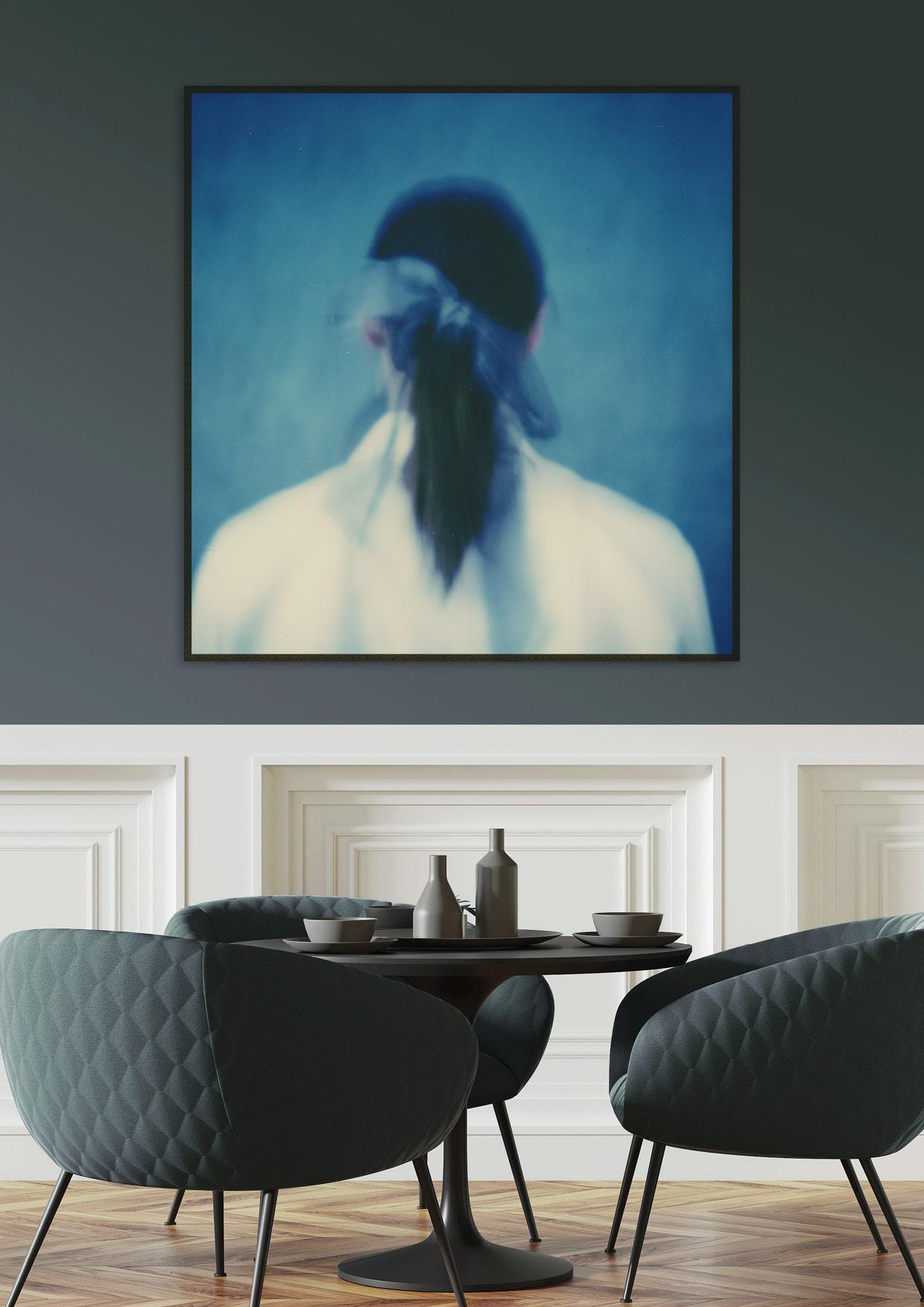 Ribbon bleu - Impression photographique de film encadrée d'un portrait de style cyanotype - Photograph de Pia Clodi
