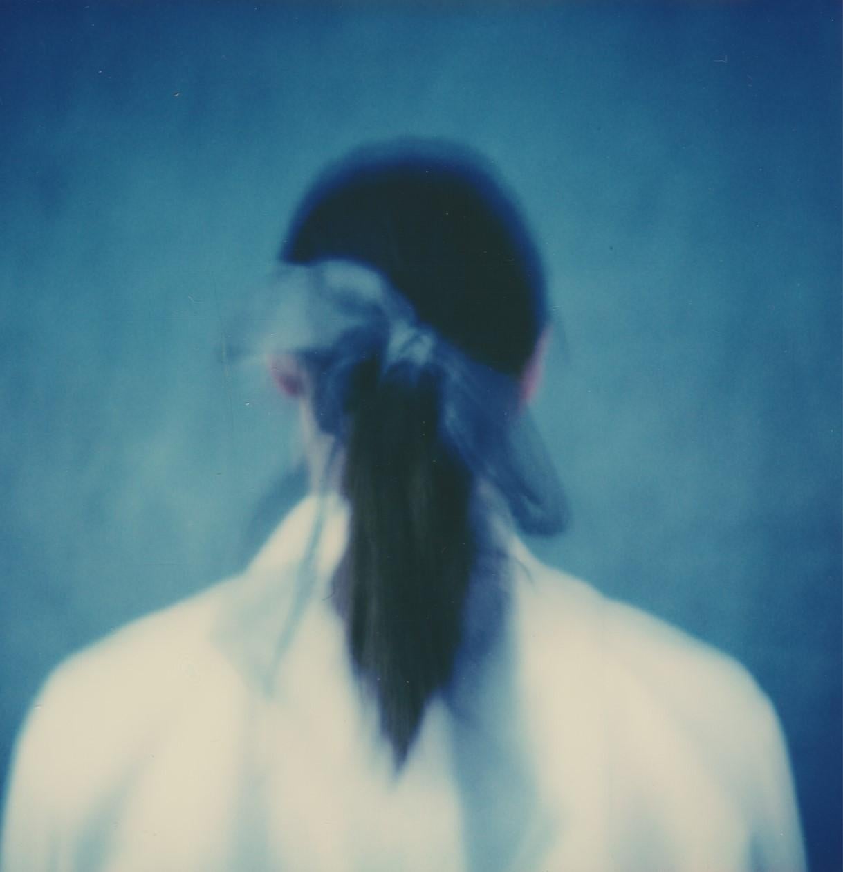 Ribbon bleu - Impression photographique de film encadrée d'un portrait de style cyanotype