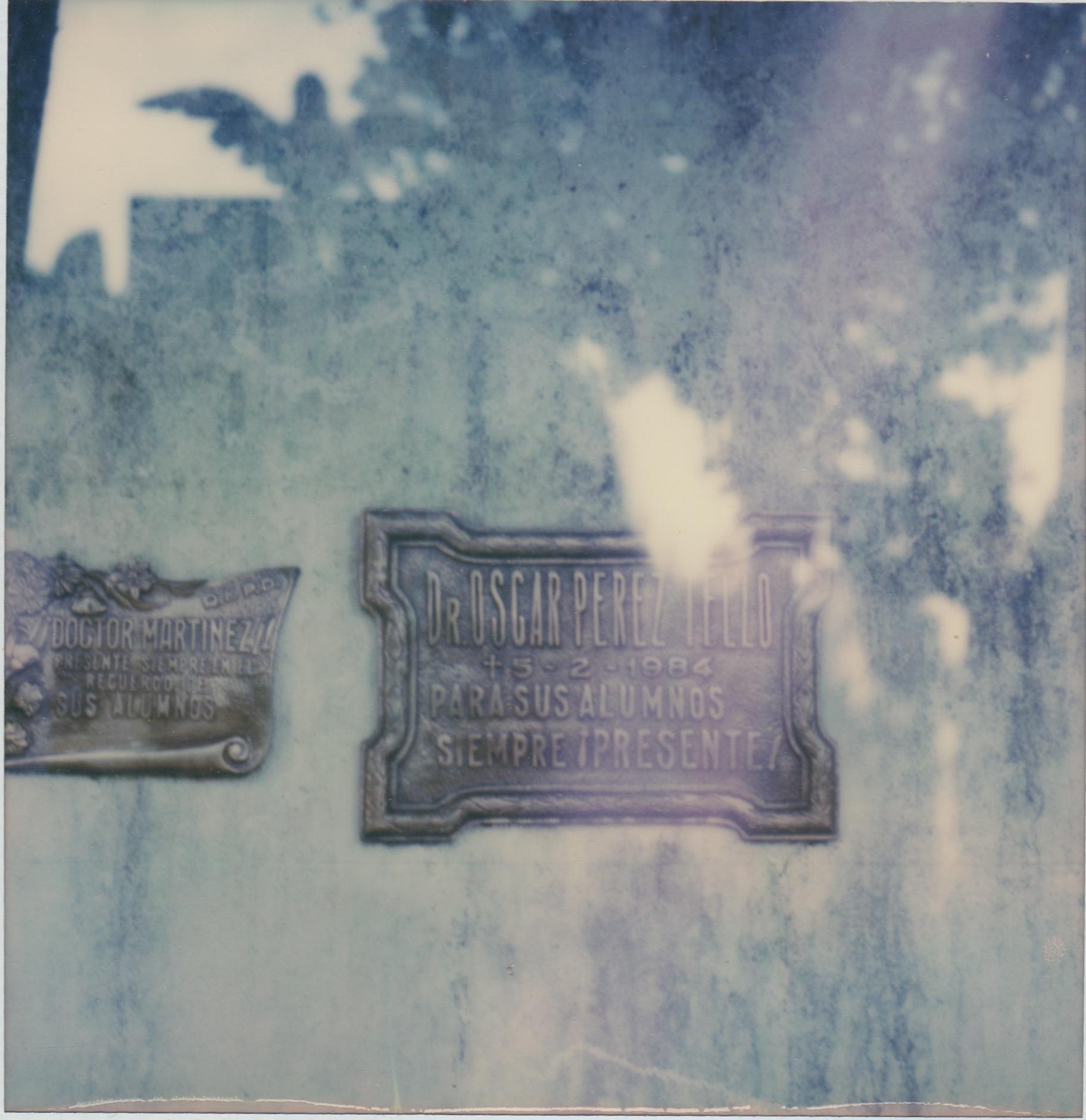 Color Photograph Pia Clodi - Buenos Aires - Nature morte - Impression photographique de film encadrée de style cyanotype