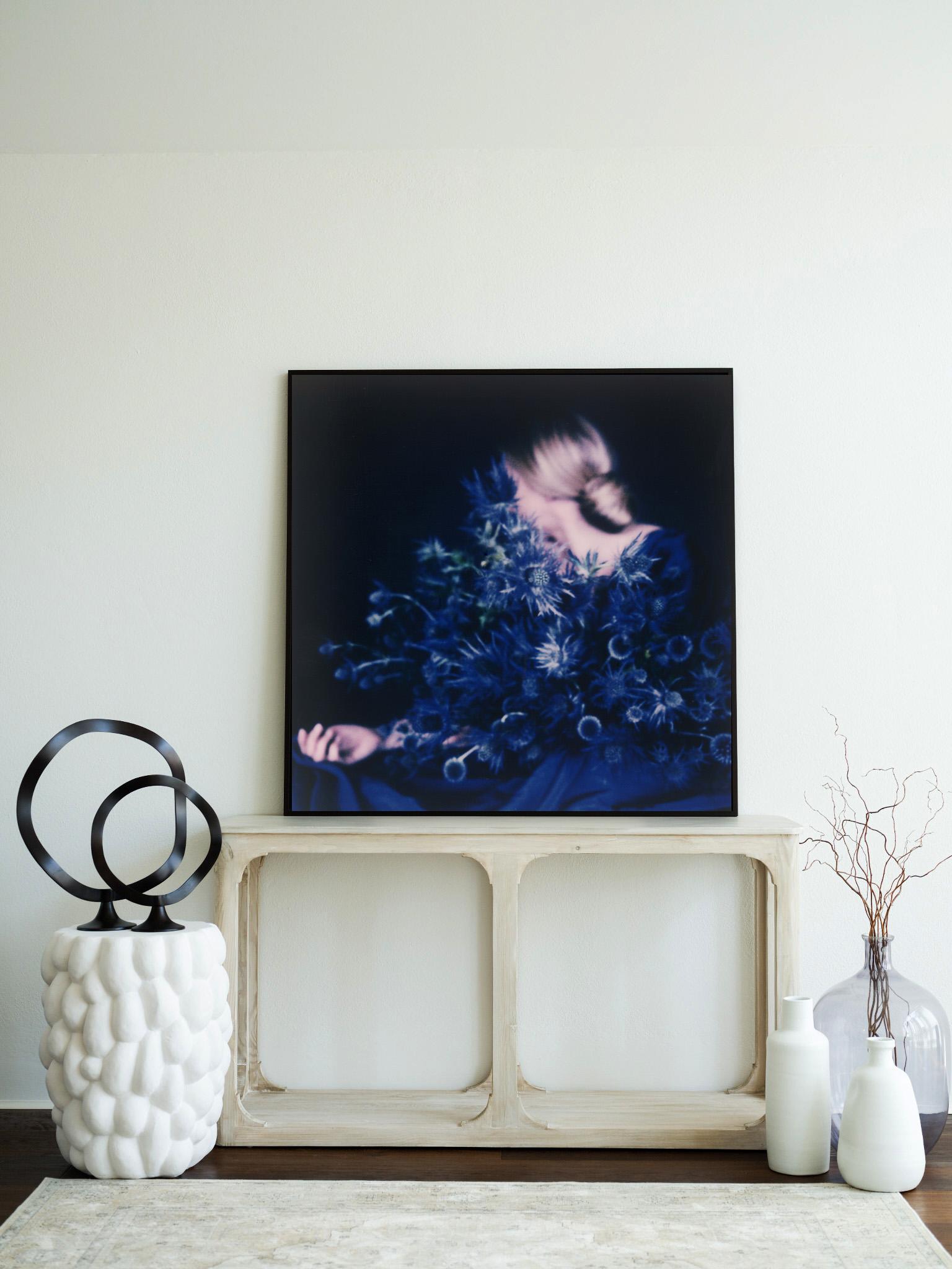 Classic Beauty into The Blue - Photographie d'art polaroïd contemporaine - Noir Still-Life Photograph par Pia Clodi