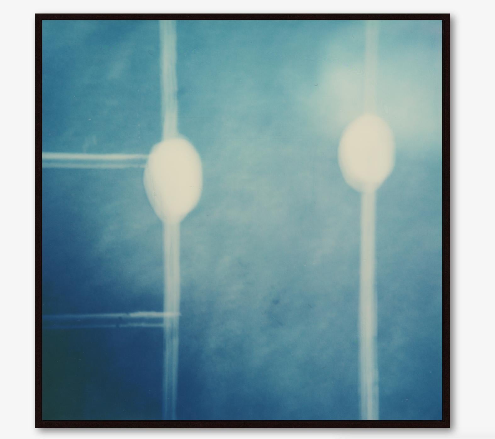 Dot Connector - Film im Cyanotype-Stil, gerahmter Fotodruck (Zeitgenössisch), Print, von Pia Clodi