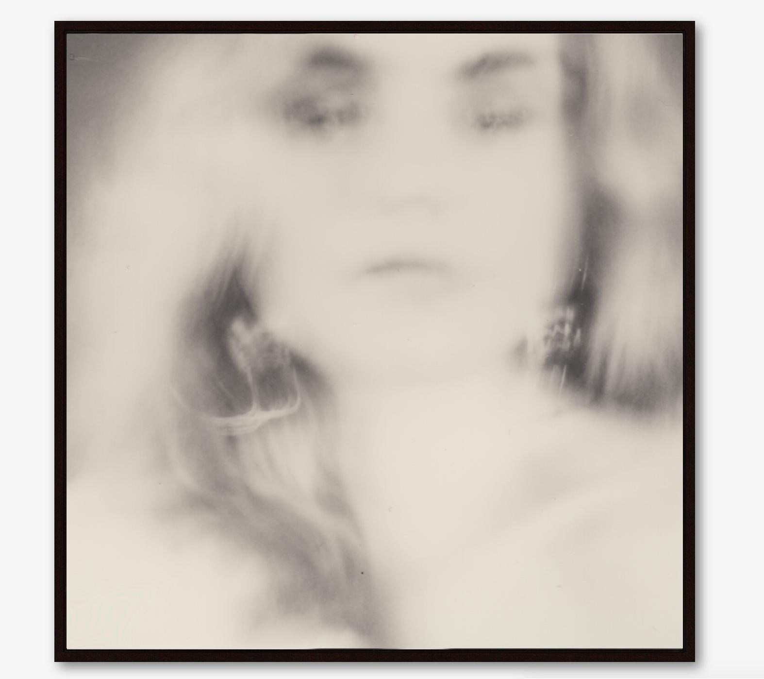 La Musa II - Siguiendo la inspiración y la música de Mozart en un viaje fotográfico - Figurative Photograph Beige de Pia Clodi