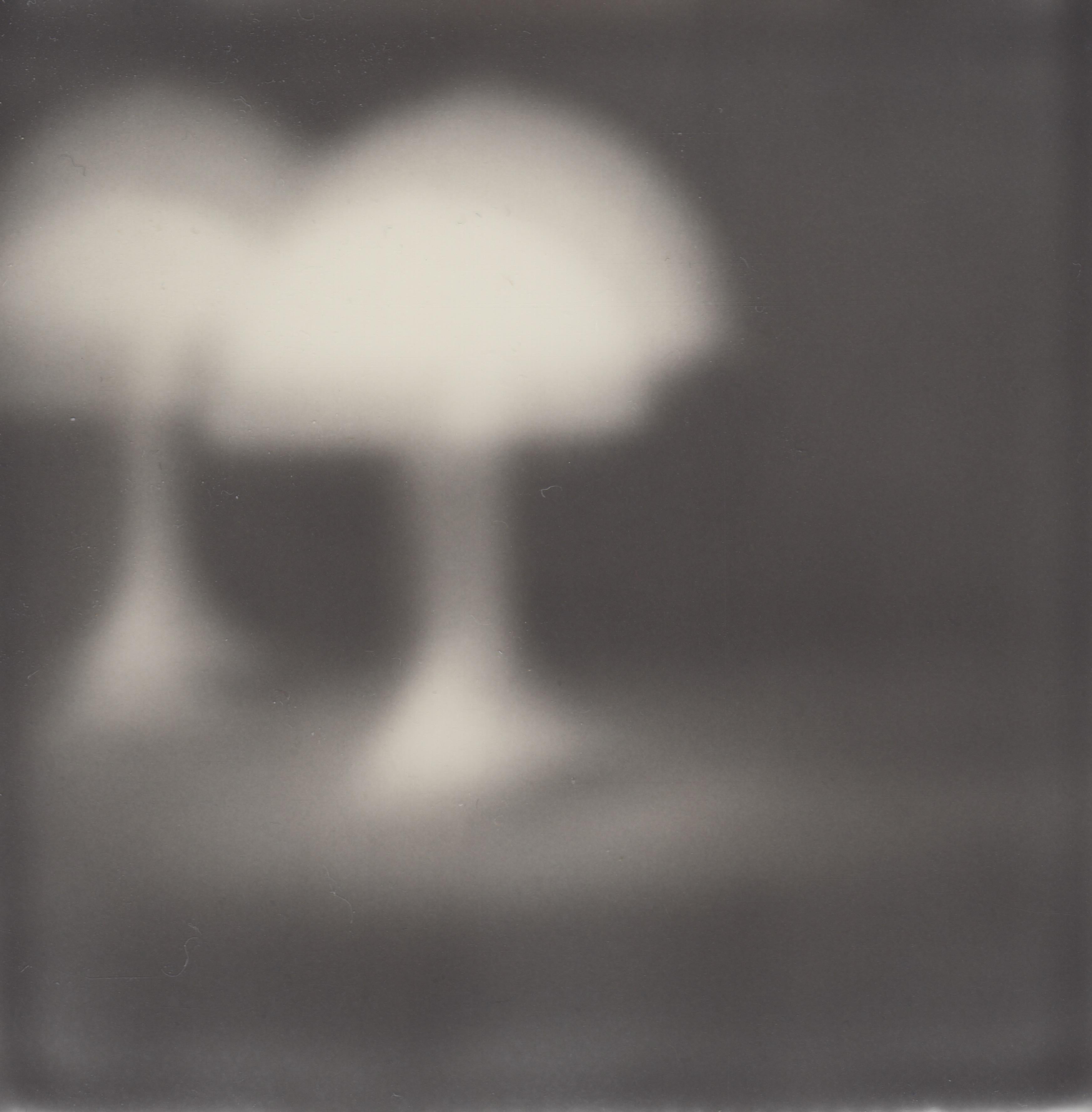 Waiting At The Bar - Nature morte - Impression photographique de film encadrée en noir et blanc