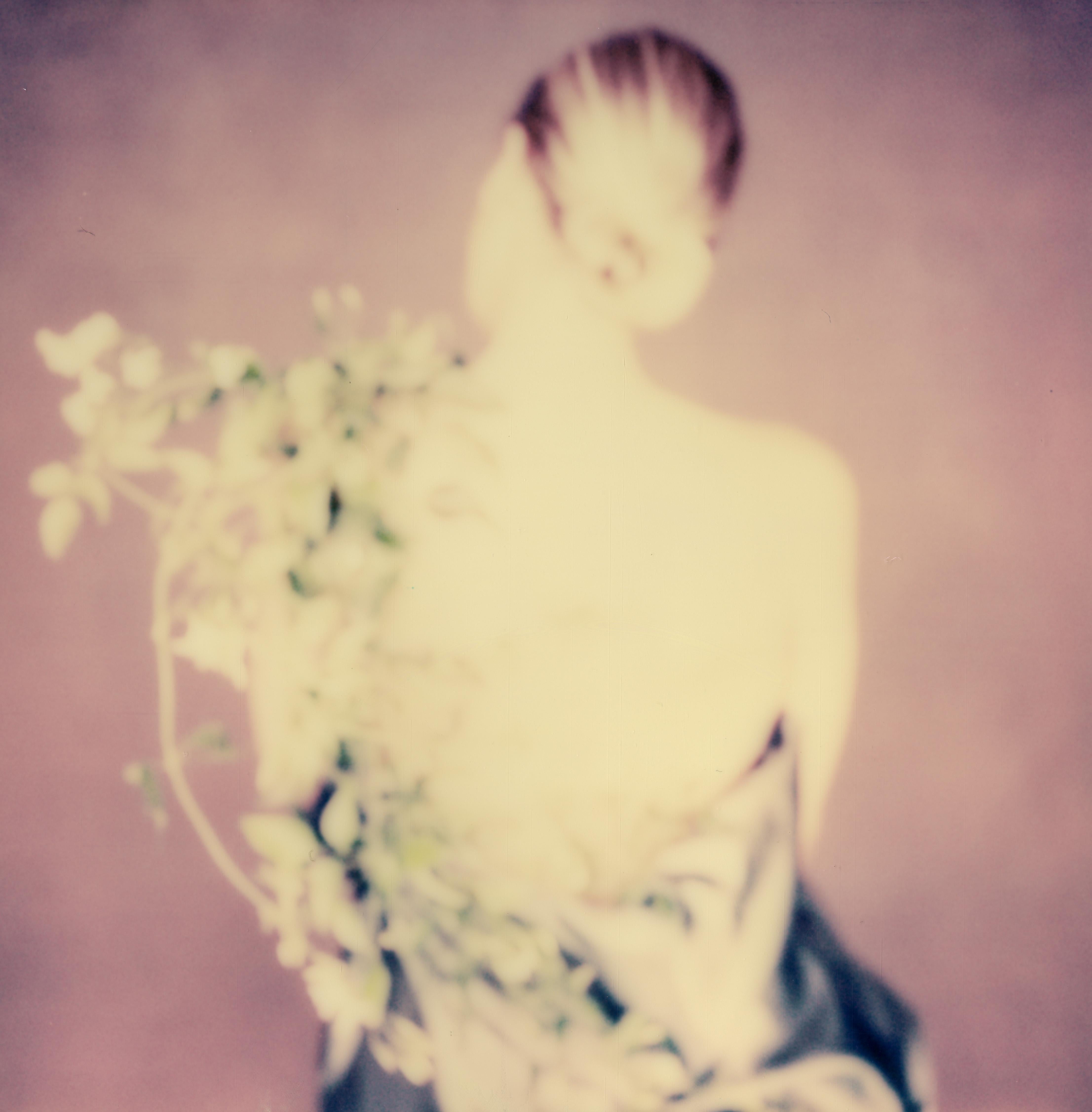 Pia Clodi Figurative Photograph – Jasmine – Zeitgenössischer Farb-Polaroid mit Fotodruck