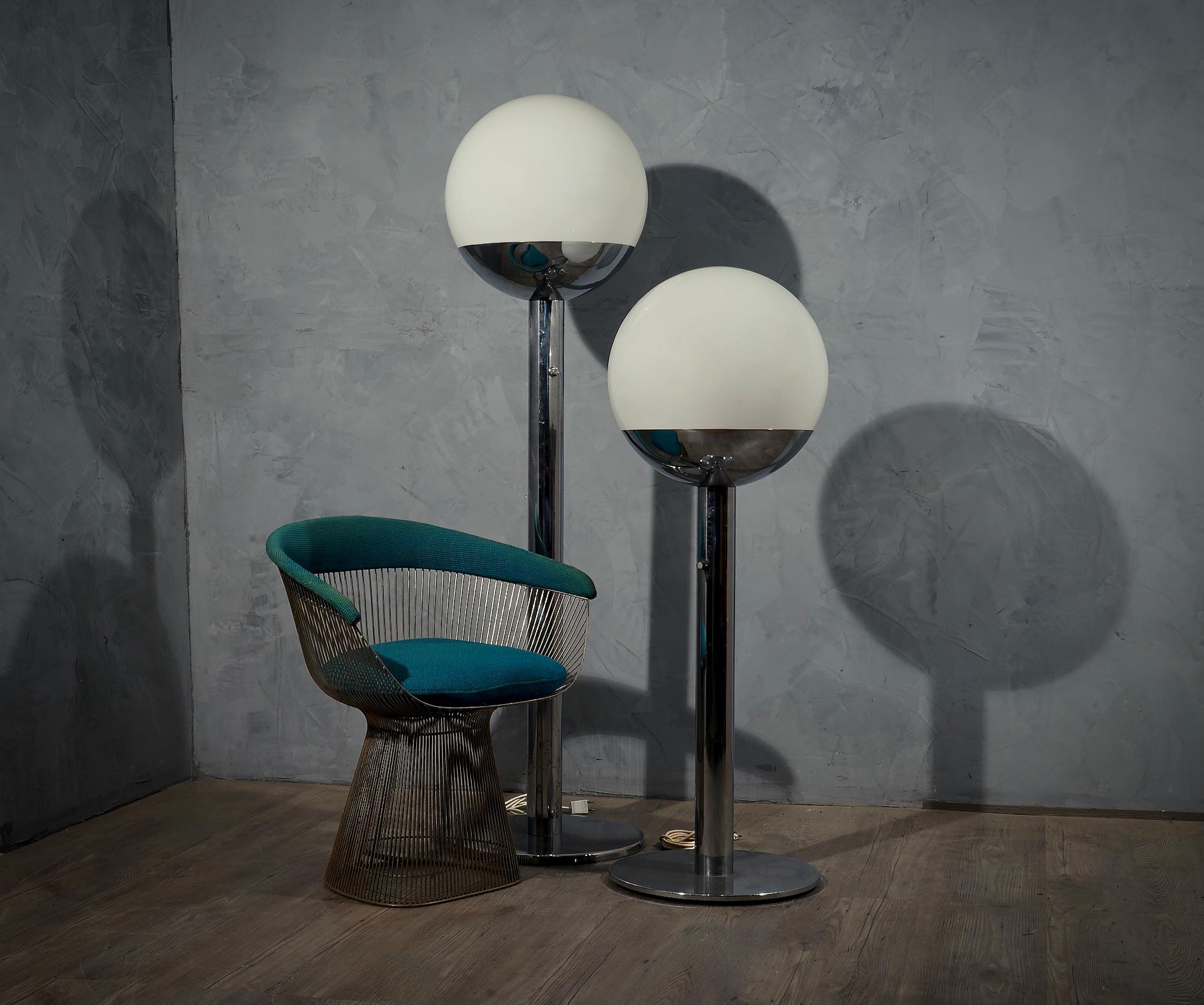 Very particular floor lamp by the designer Pia Crippa Guidetti, rigor and style imbue this 70s floor lamp.

The lamp is composed of a large central stem in chromed steel that starts from a large plate as a base. Above to accommodate the large white