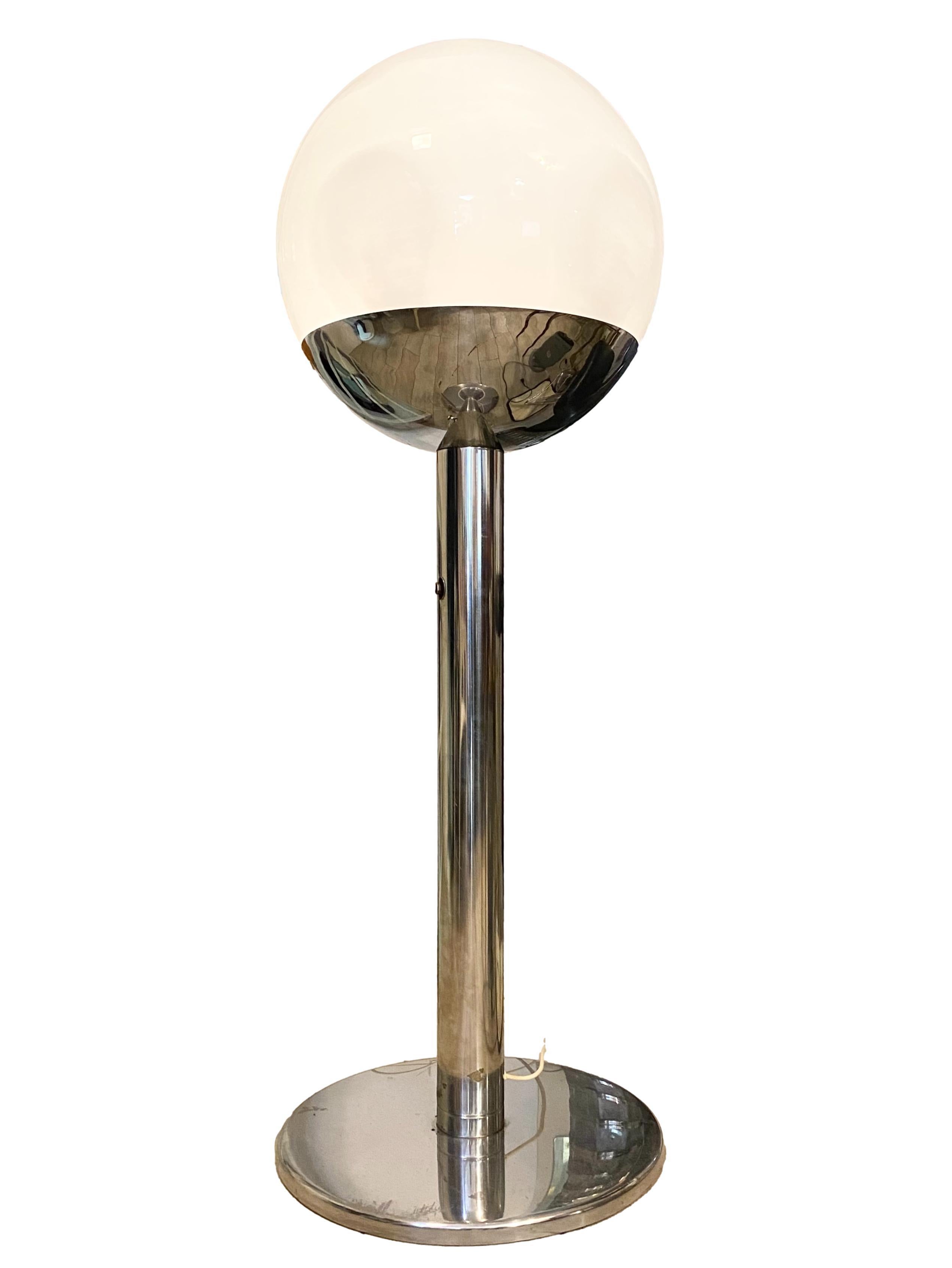 Lampada da terra degli anni '70, modello P428 disegnato da Pia Guidetti Crippa per Luci Italia, struttura in acciaio cromato, diffusore in vetro bianco, dimmer che permette di passare da una luce forte a una luce morbida. La lampada è composta da un