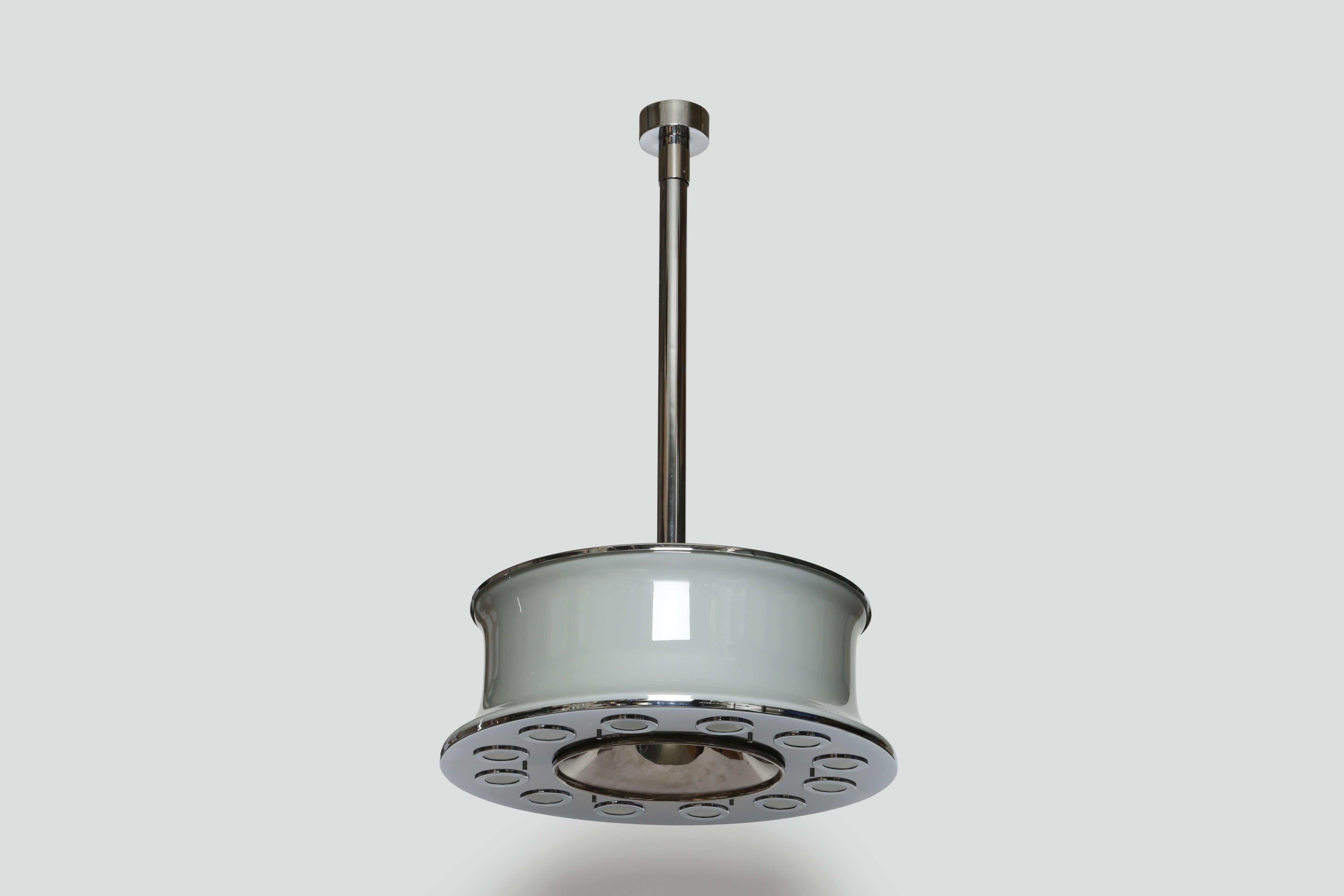 Pia Guidetti Crippa per la sospensione a soffitto Lumi.
Made in Italy, anni '60
Molto grande e di grande effetto.
Plafoniera rara e difficile da trovare.
Diffusore in vetro di colore grigio chiaro all'esterno e bianco all'interno.
Metallo