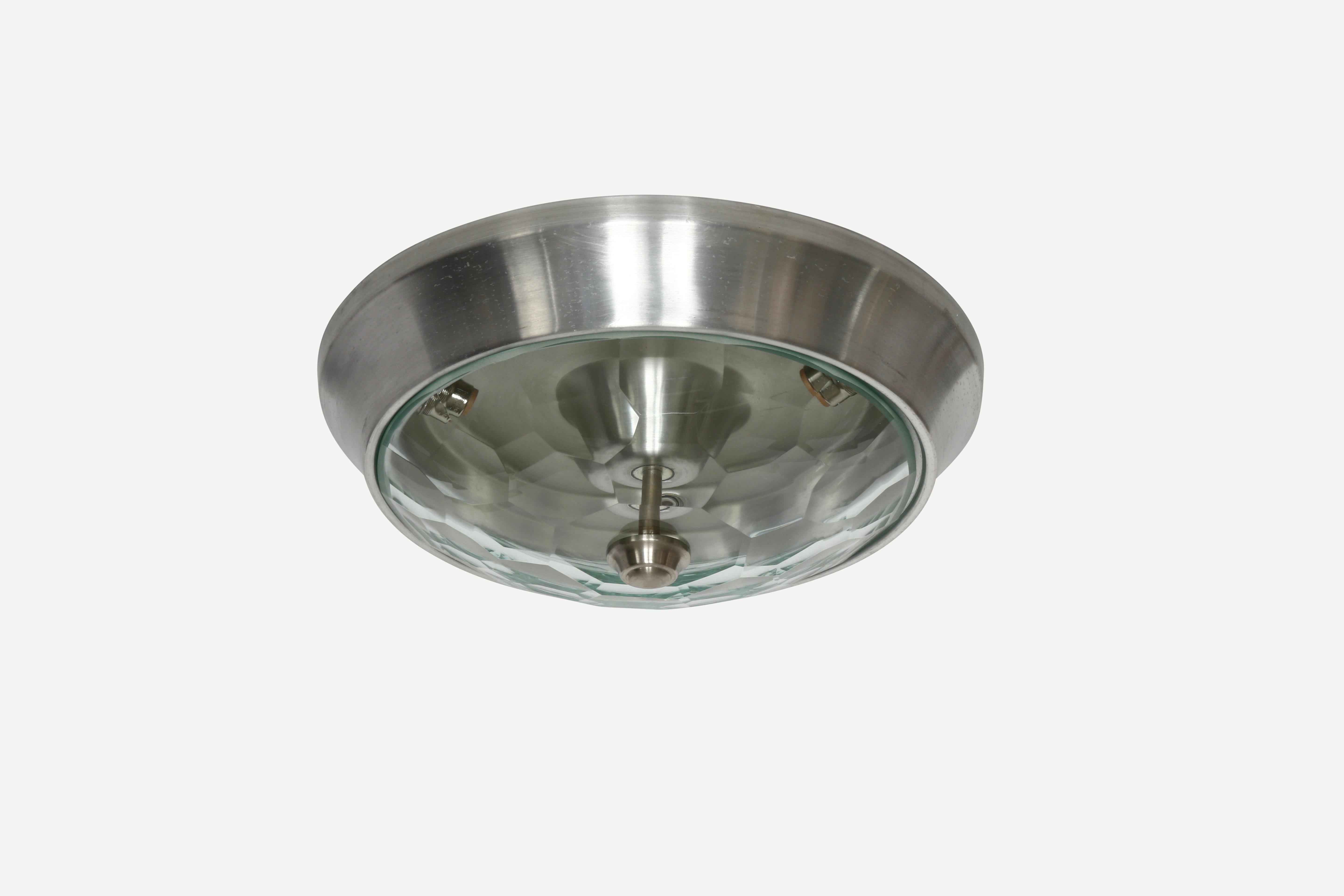 Pia Guidetti Crippa pour Lumi plafonnier encastré.
Fabriqué en Italie, 1960
Abat-jours en verre à facettes, cadres en aluminium.
Prend 3 douilles candélabres chacune. 
Rewired for US.
Le prix est pour une lampe.
3 appareils sont disponibles.
Câblage