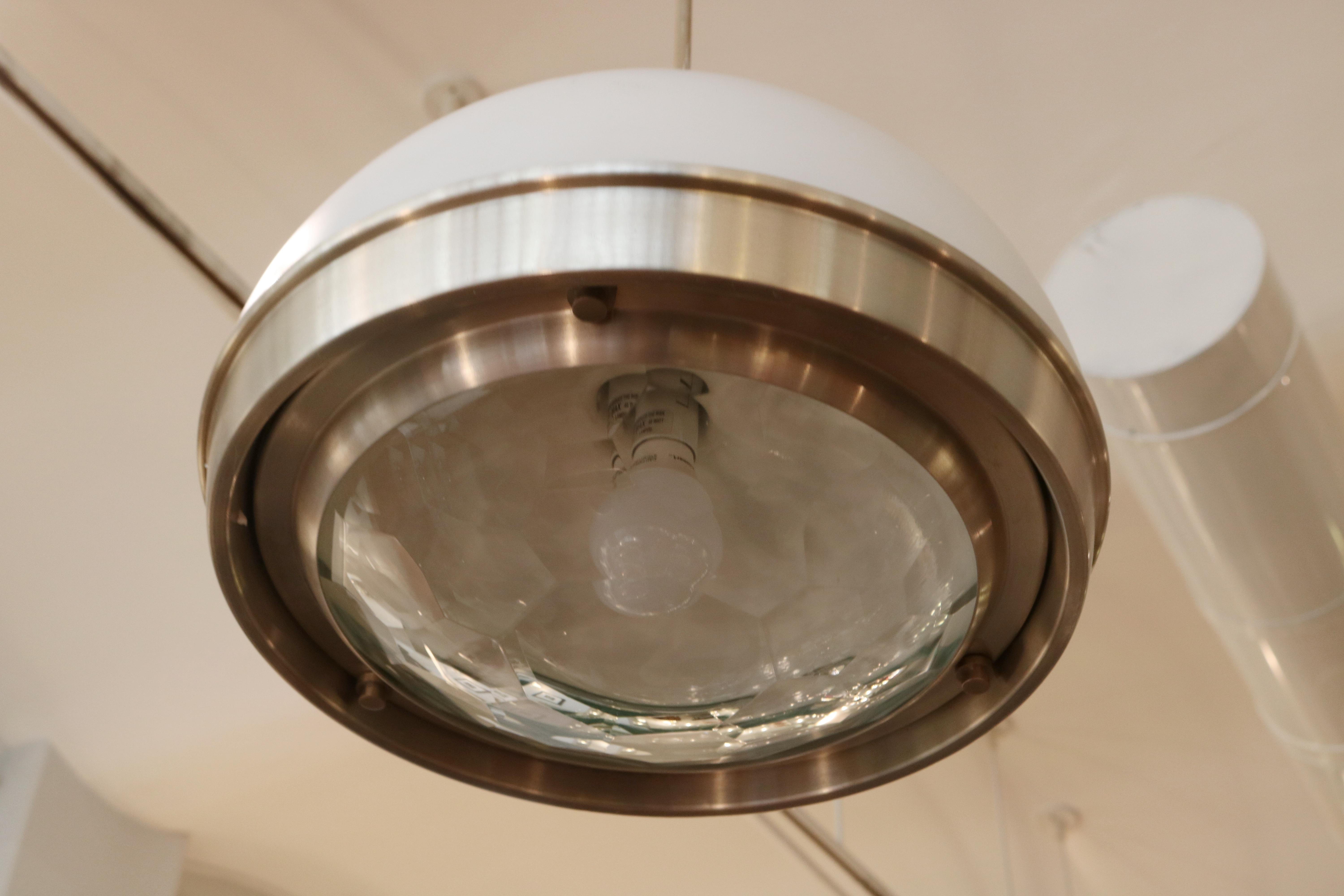 Pia Guidetti Crippa Modernist Pendelleuchte für Lumi.

Er hat einen beleuchteten facettierten Boden aus klarem Glas
 mit zusätzlicher beleuchteter Milchglasplatte und Details aus gebürstetem Aluminium.  
Diese Leuchte ist derzeit NICHT UL-verdrahtet.