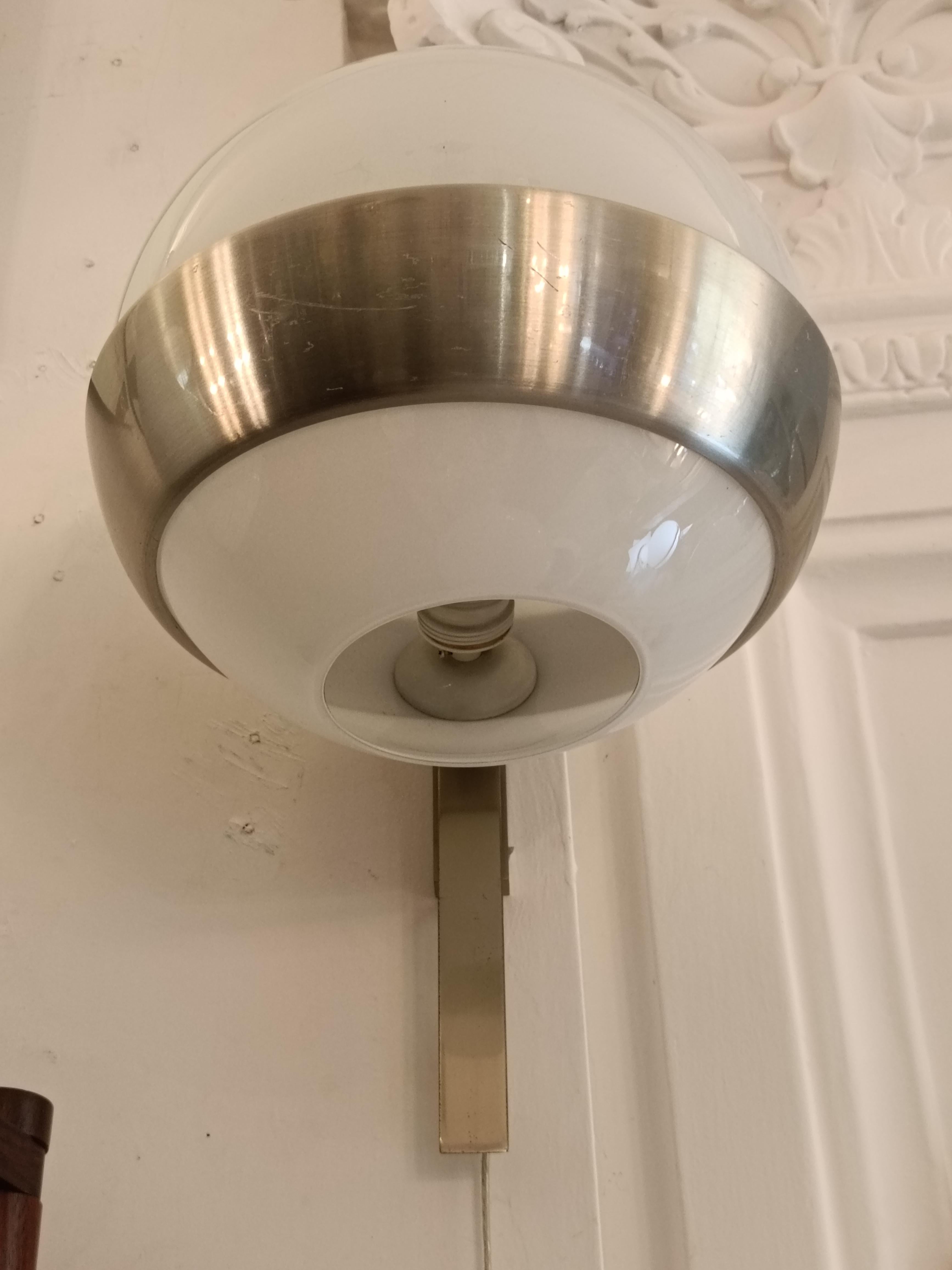 Set di due applique della designer italiana Pia Guidetti Crippa degli anni '70 per la casa editrice Lumi. Struttura in acciaio con paralume a globo in opalina bianca. Ottime condizioni vintage, da notare i segni del tempo e dell'uso, una lampada