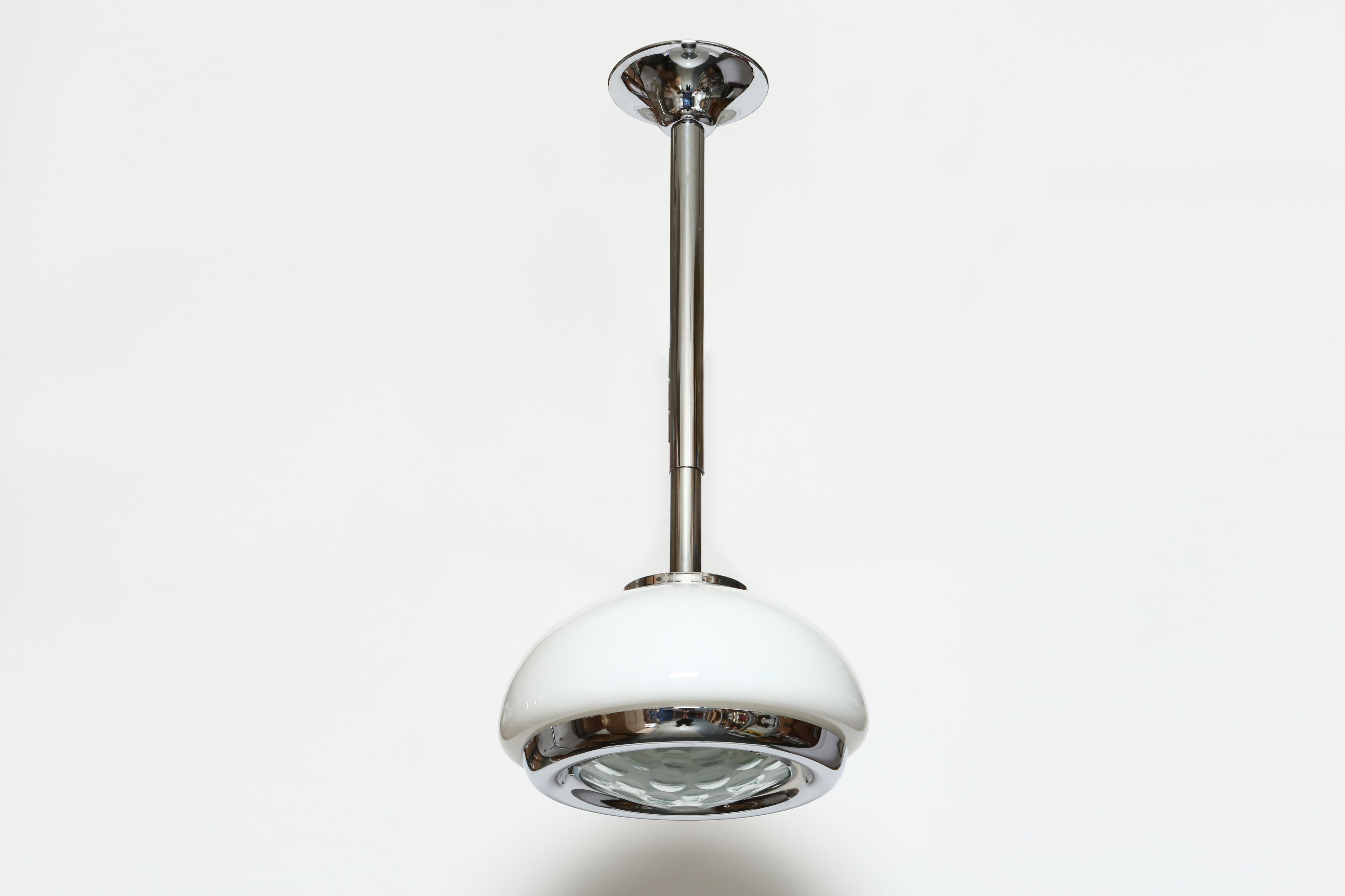Pia Guidetti Crippa für Lumi Deckenstativ.
Hergestellt in Italien, 1960er Jahre
Schirm aus Opalglas, Diffusor aus facettiertem Glas, verchromtes Metall.
Höhenverstellbar von 44 Zoll bis 50 Zoll.
Auf Anfrage kostenlose US-Neuverkabelung.