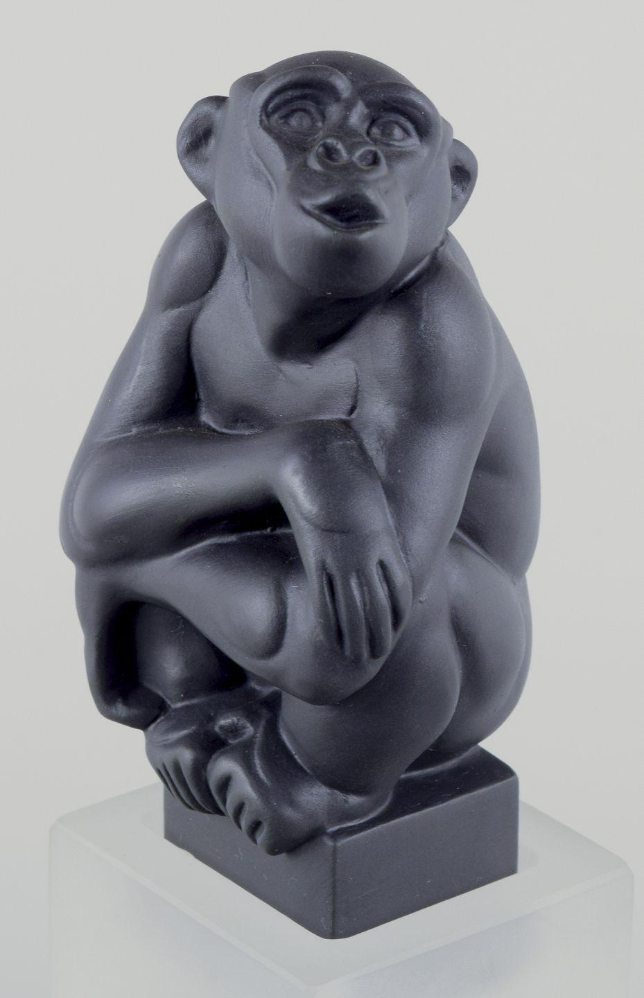 Les produits d'occasion sont exonérés de droits d'importation pour les clients américains. 
Par conséquent, aucun droit d'importation ne s'appliquera à votre achat.

Pia Langelund pour Royal Copenhagen. Figurine de chimpanzé en biscuit montée sur