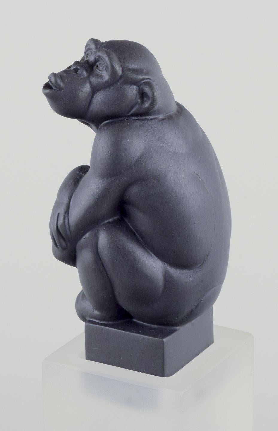 Danois Pia Langelund pour Royal Copenhagen. Figure de Chimpanzee en bisquit sur une base en verre en vente