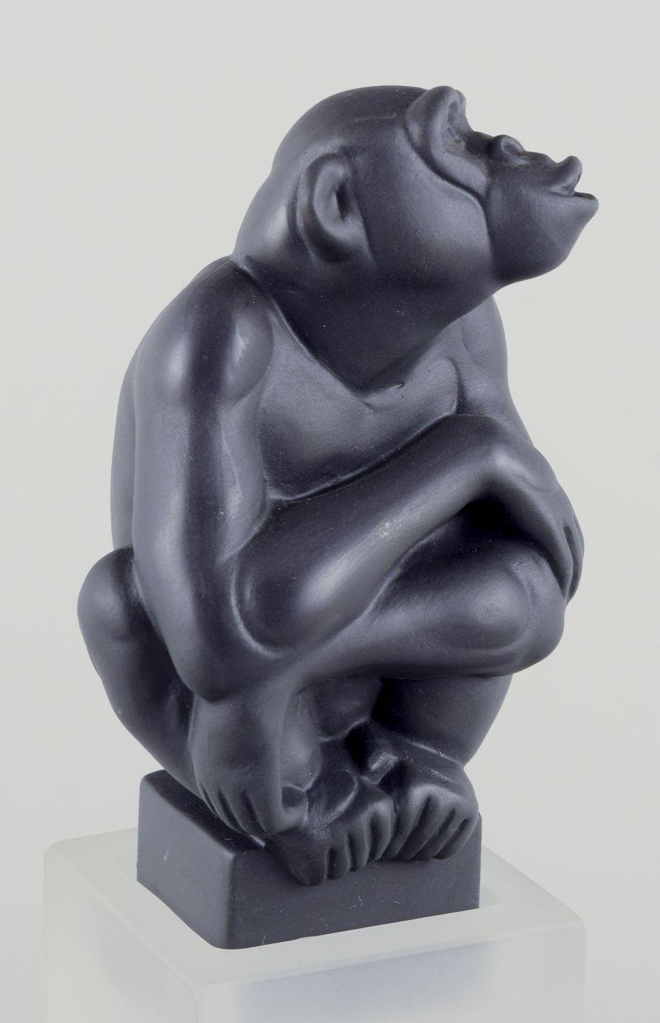 Vernissé Pia Langelund pour Royal Copenhagen. Figure de Chimpanzee en bisquit sur une base en verre en vente