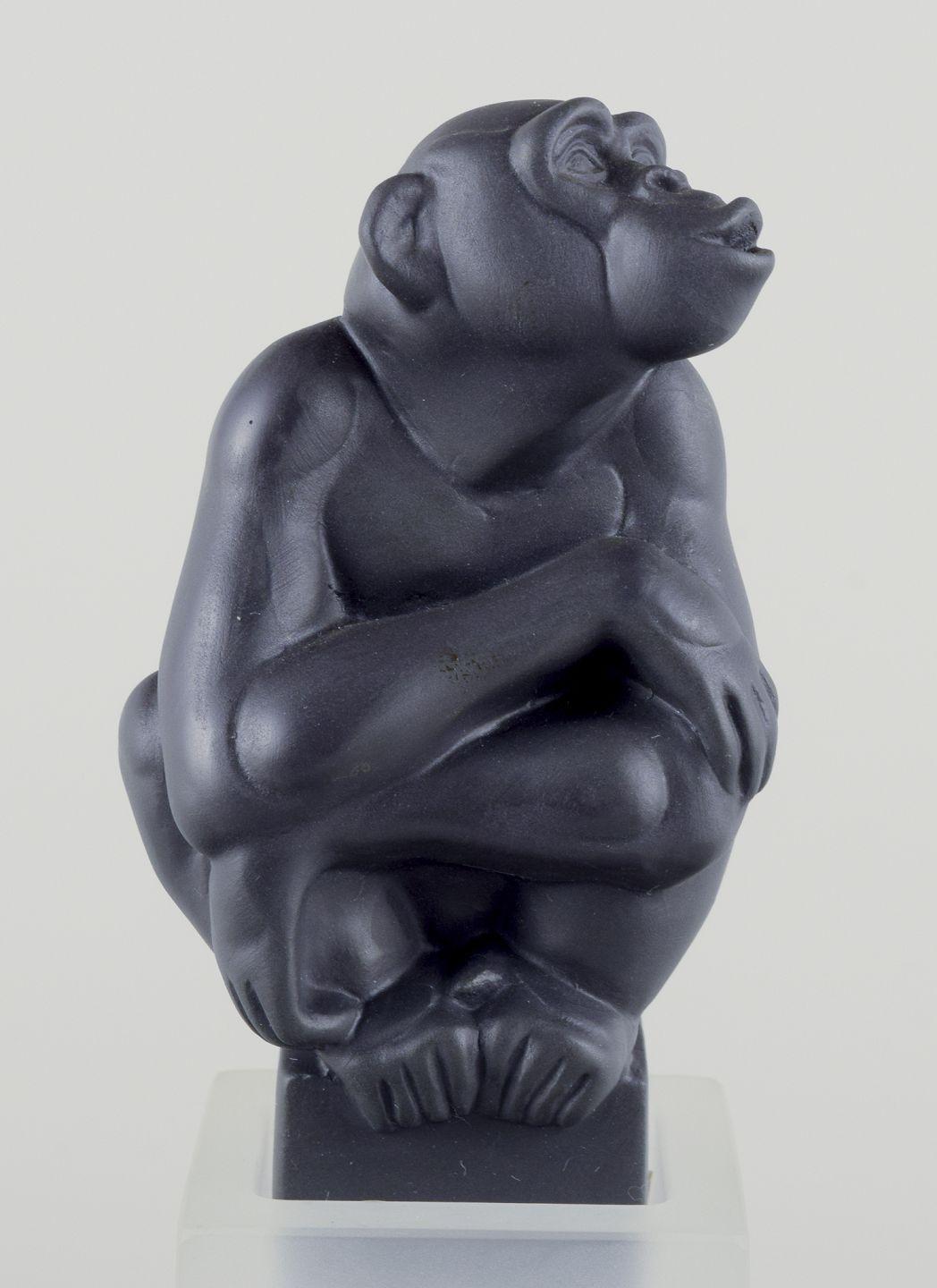 20ième siècle Pia Langelund pour Royal Copenhagen. Figure de Chimpanzee en bisquit sur une base en verre en vente