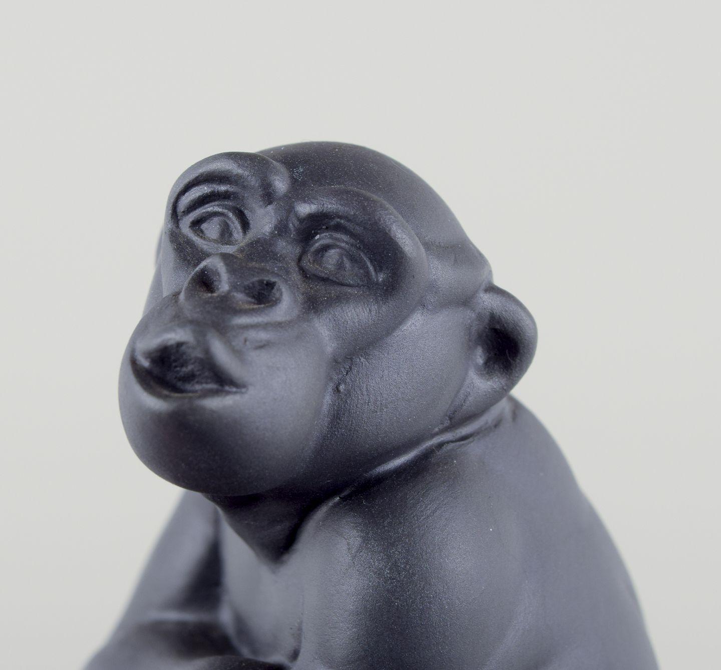 Céramique Pia Langelund pour Royal Copenhagen. Figure de Chimpanzee en bisquit sur une base en verre en vente
