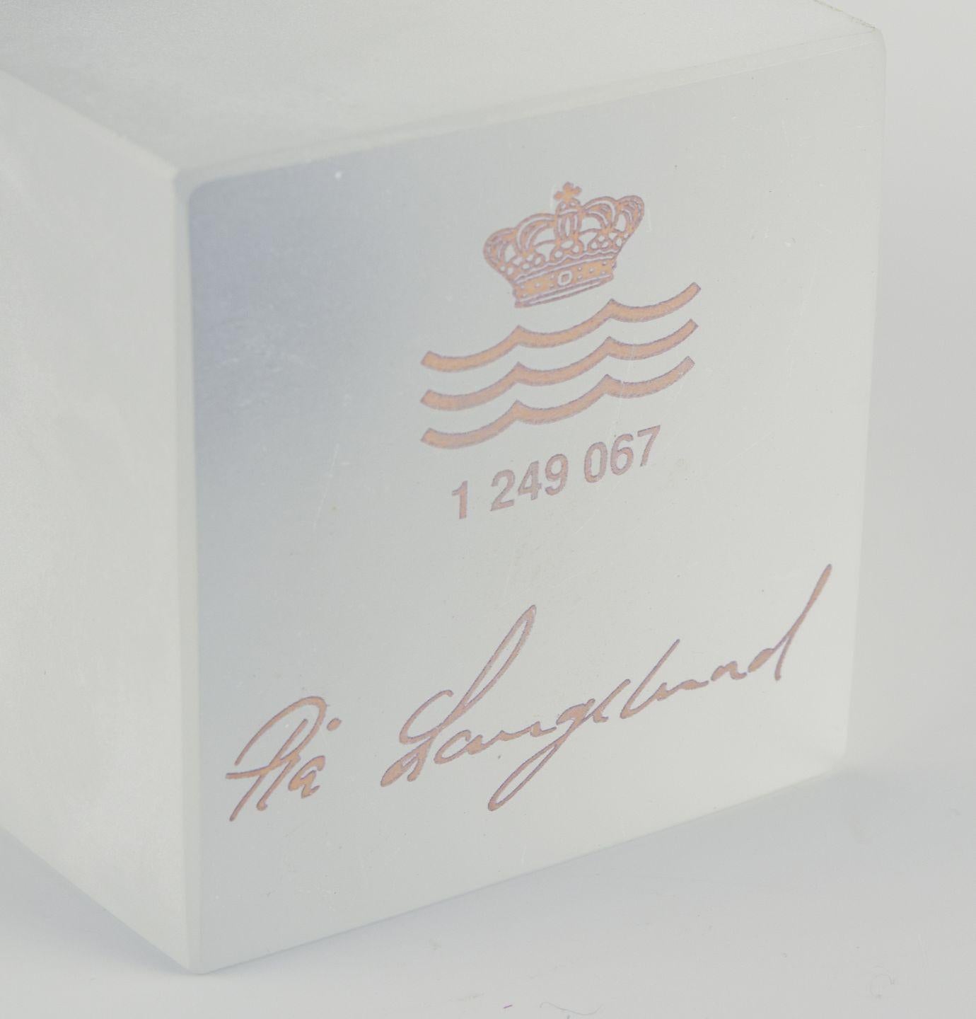 Pia Langelund pour Royal Copenhagen. Figure de Chimpanzee en bisquit sur une base en verre en vente 1