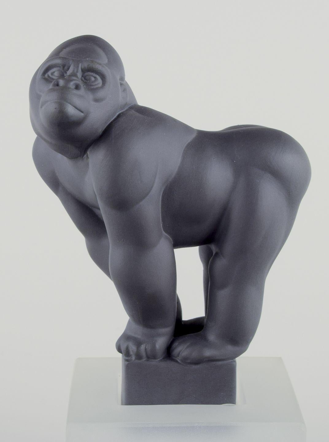 I prodotti usati sono esenti da dazi all'importazione per i clienti statunitensi. 
Pertanto, al tuo acquisto non saranno applicate tariffe di importazione.

Pia Langelund per Royal Copenhagen. 
Figura di gorilla in bisquit montata su una base di