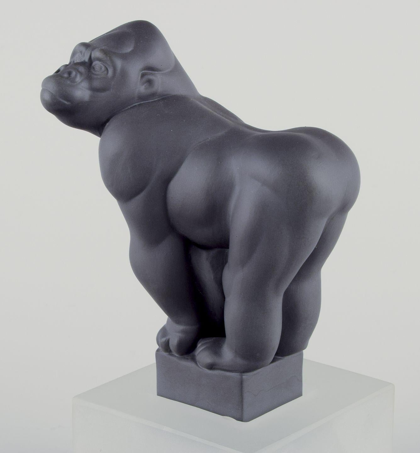 Danese Pia Langelund per Royal Copenhagen. Figura di gorilla in bisquit su una base di vetro in vendita