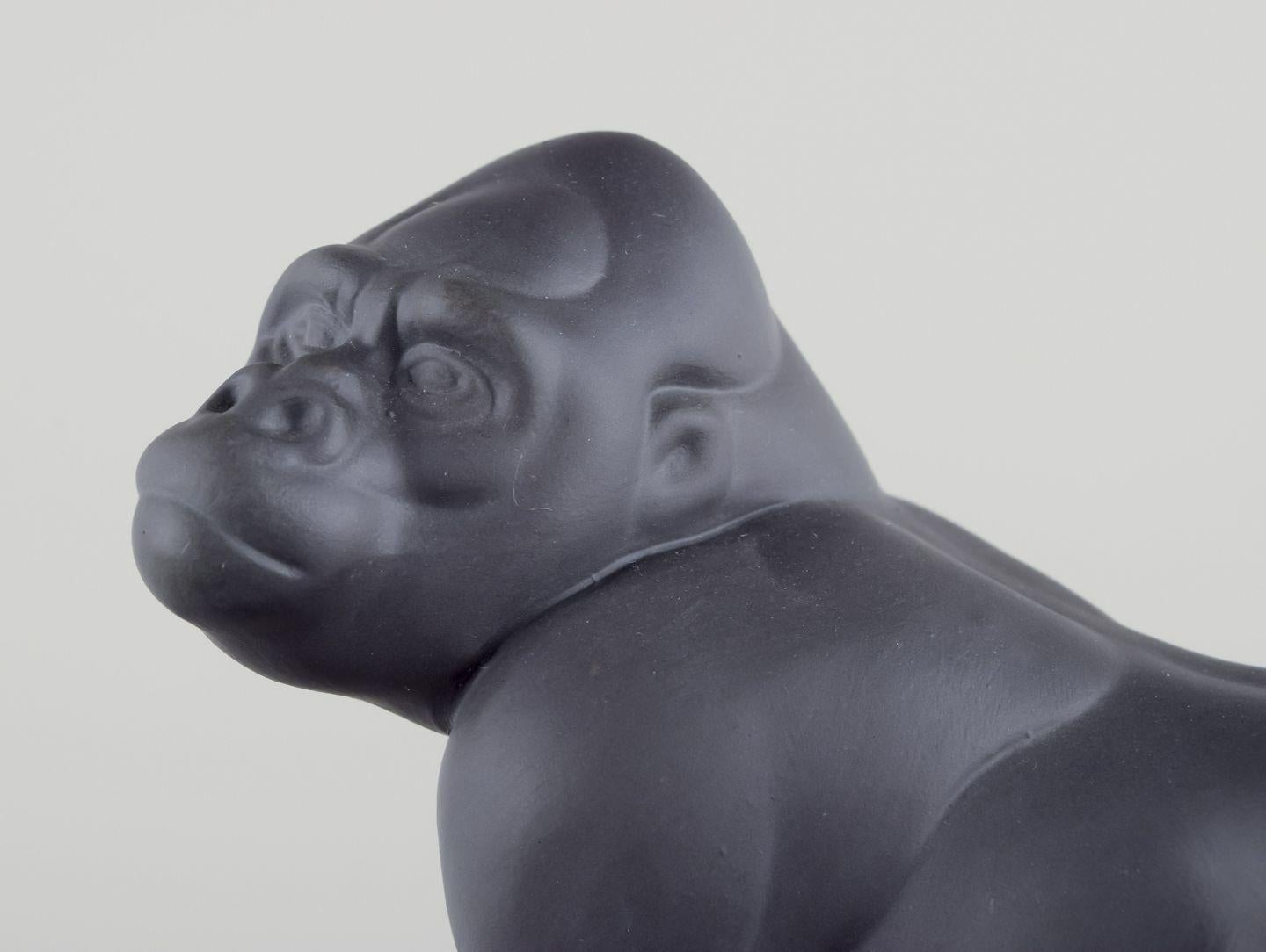 Smaltato Pia Langelund per Royal Copenhagen. Figura di gorilla in bisquit su una base di vetro in vendita