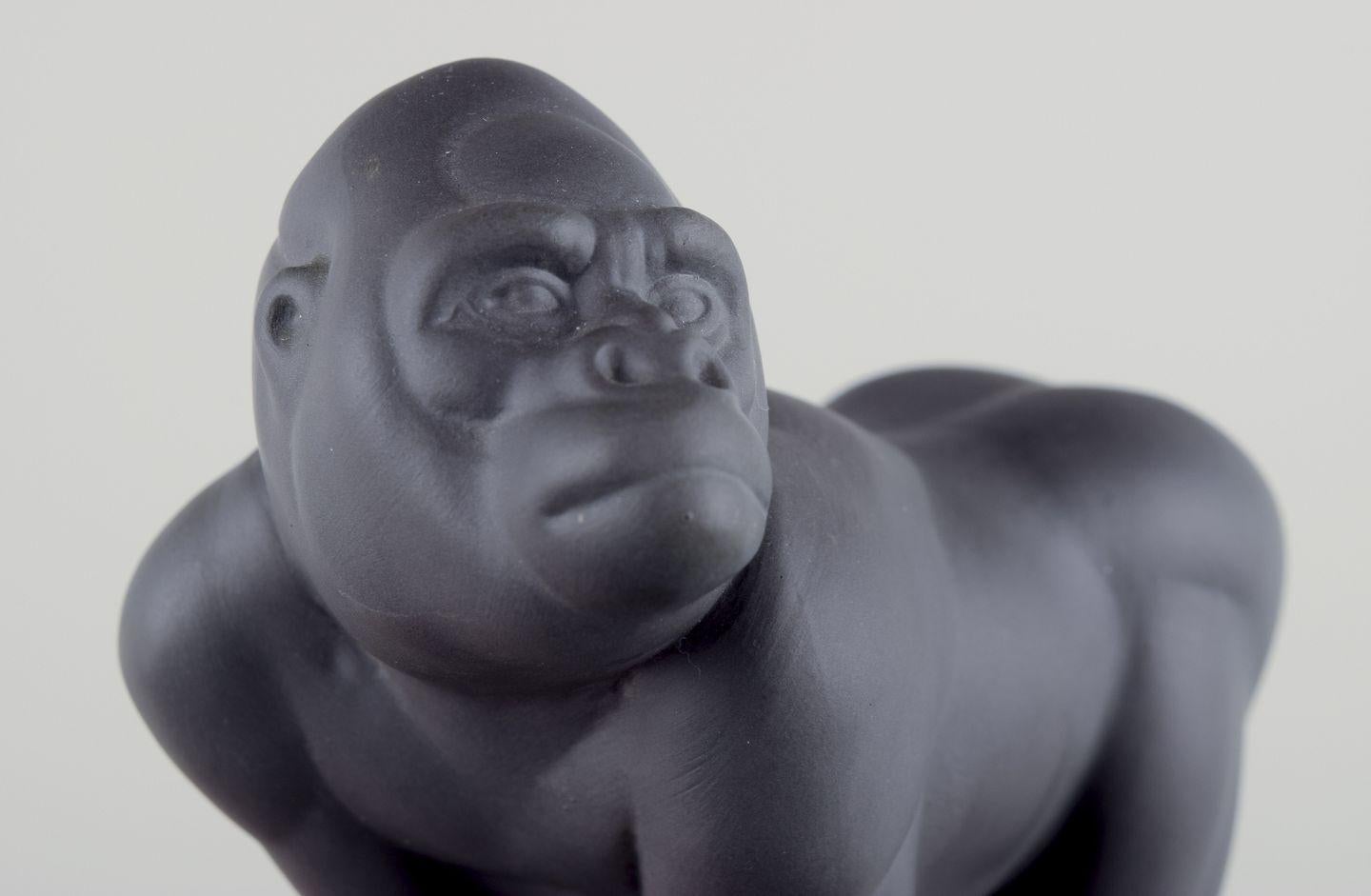 XX secolo Pia Langelund per Royal Copenhagen. Figura di gorilla in bisquit su una base di vetro in vendita