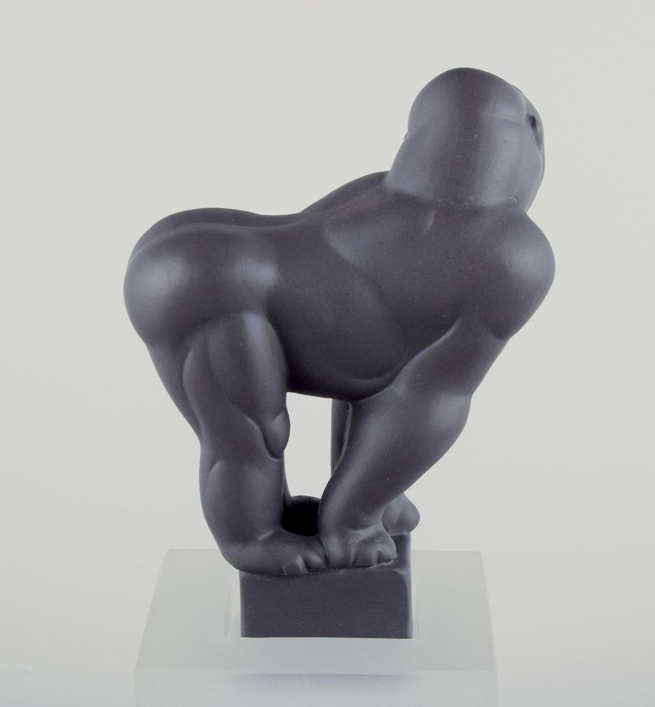 Ceramica Pia Langelund per Royal Copenhagen. Figura di gorilla in bisquit su una base di vetro in vendita