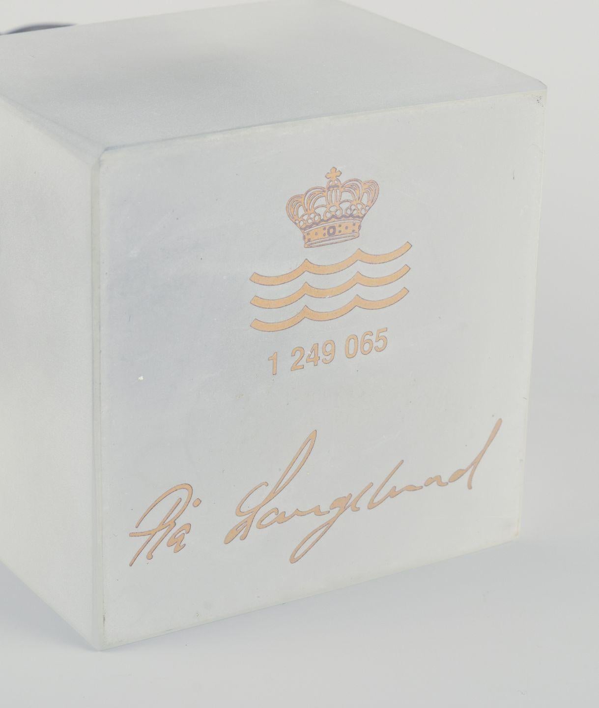 Pia Langelund per Royal Copenhagen. Figura di gorilla in bisquit su una base di vetro in vendita 1
