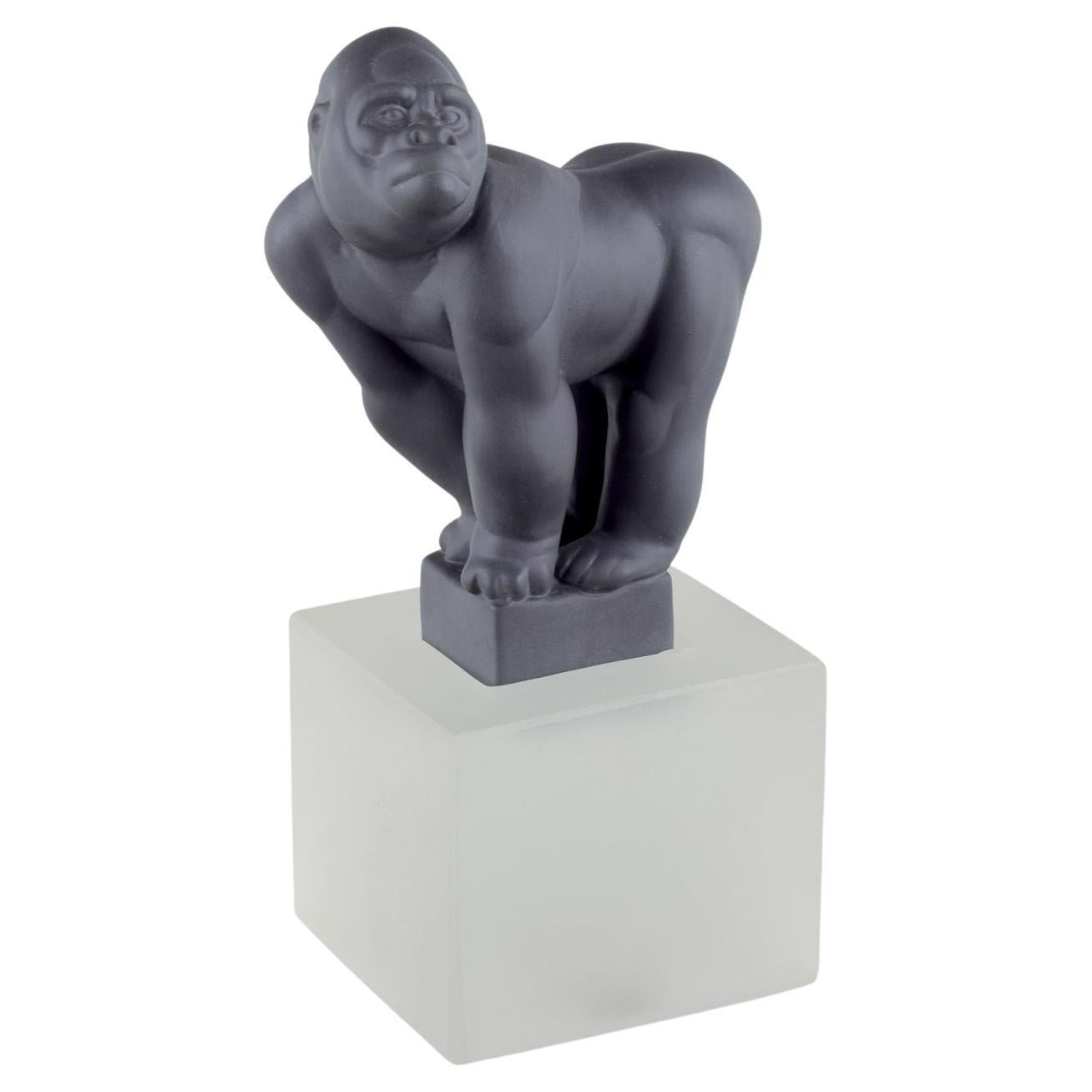 Pia Langelund per Royal Copenhagen. Figura di gorilla in bisquit su una base di vetro