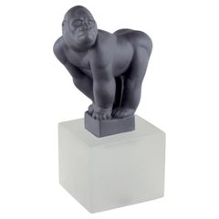 Pia Langelund pour Royal Copenhagen. Figure de gorilla en bisquit sur une base en verre
